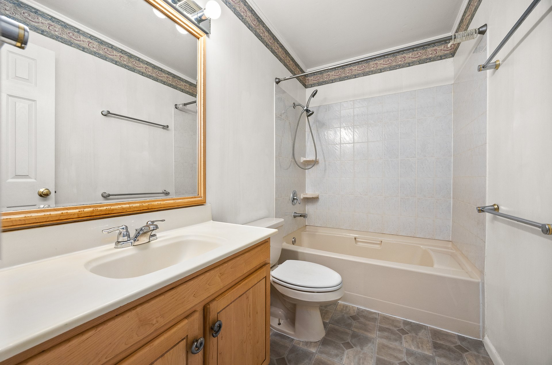 6308 MacArthur Dr, Woodridge