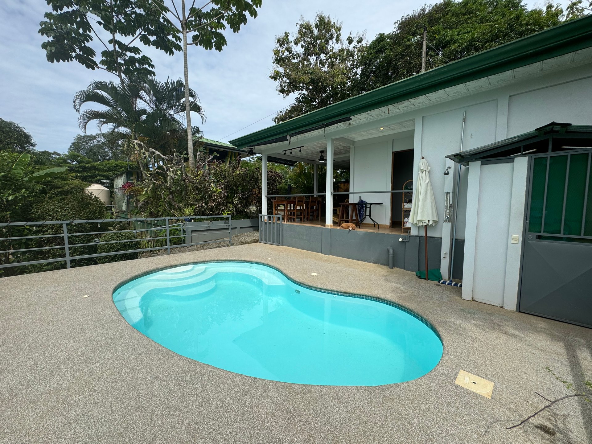 Downtown Uvita Commercial Room Rentals with Restaurant