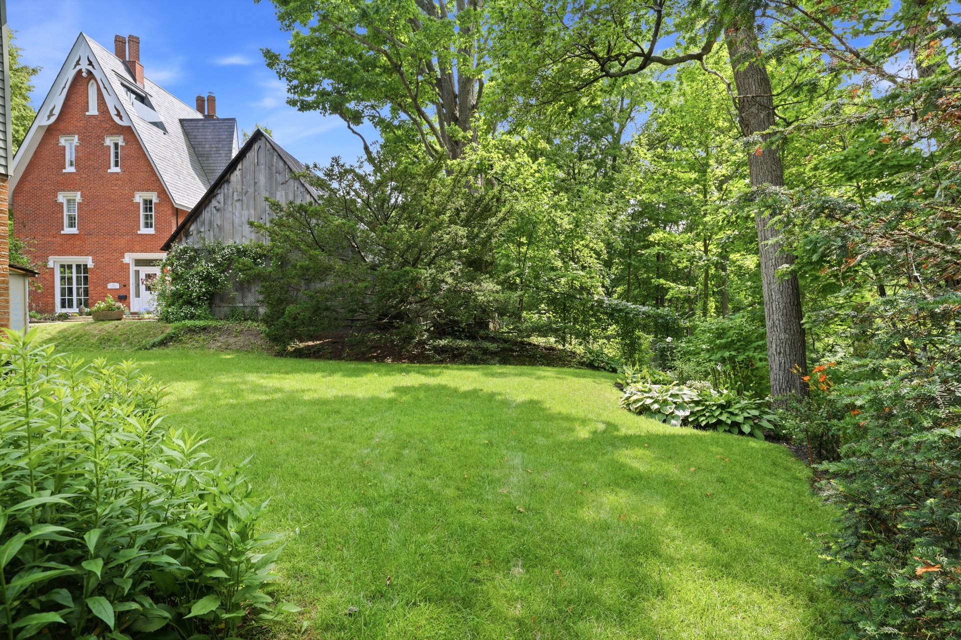 Rare Court Location on Oakville Golf Course