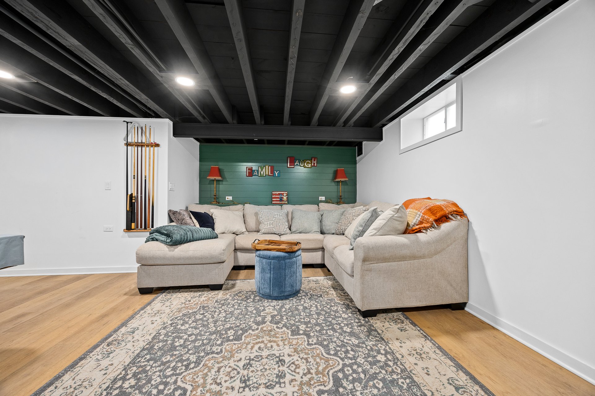 937 Robinhood Ln