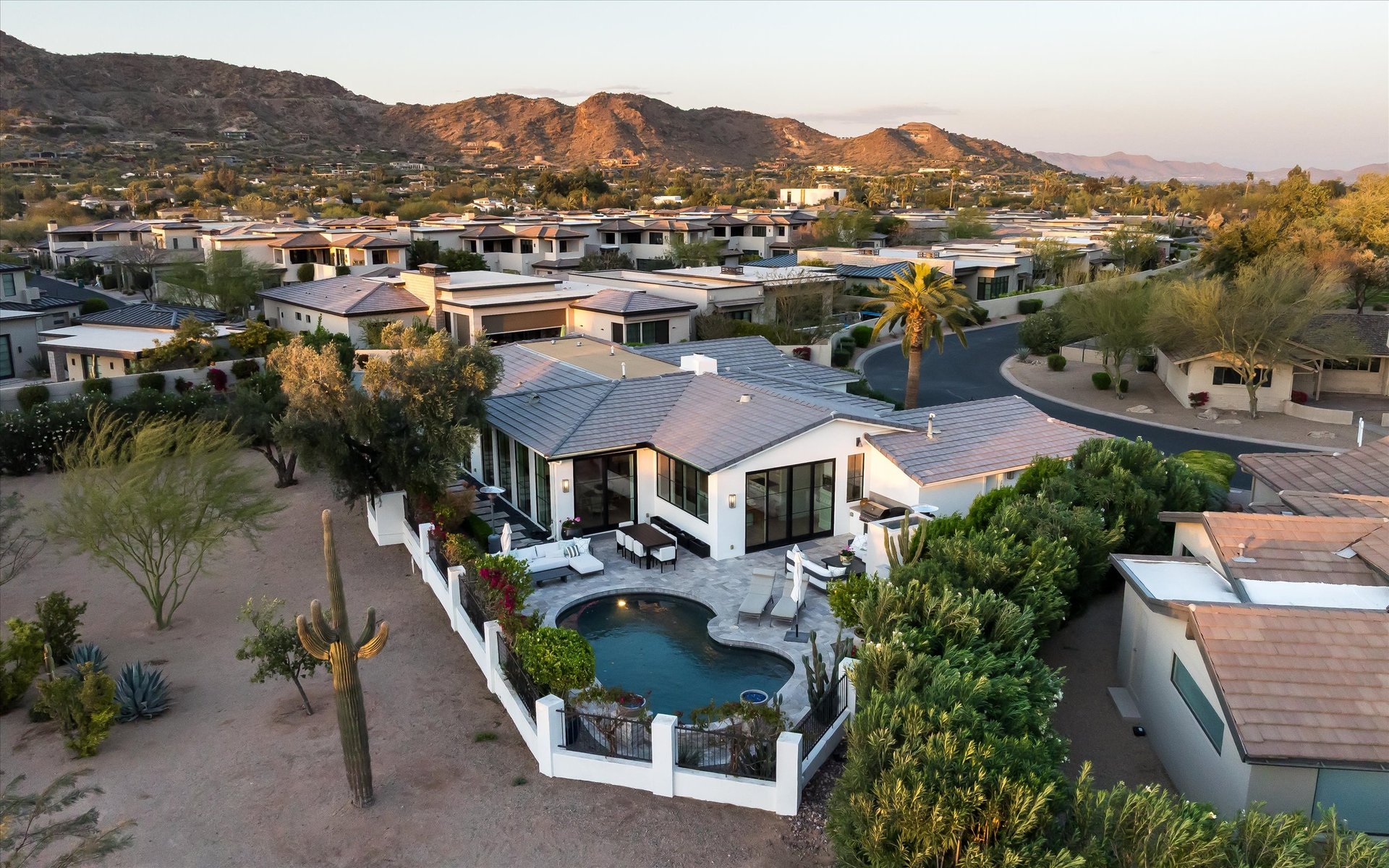 5635 E LINCOLN Drive 33