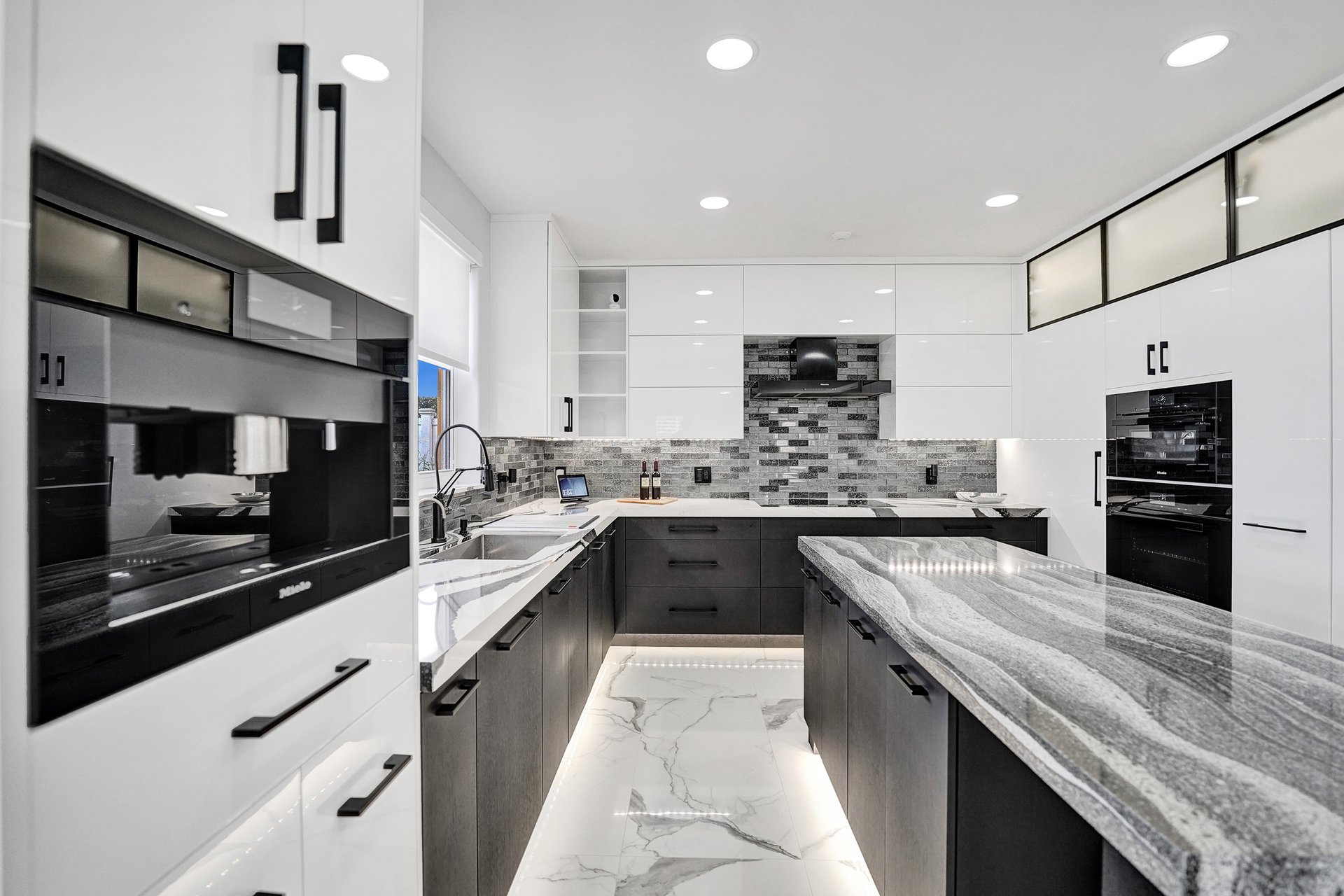 949 Crestview Cir