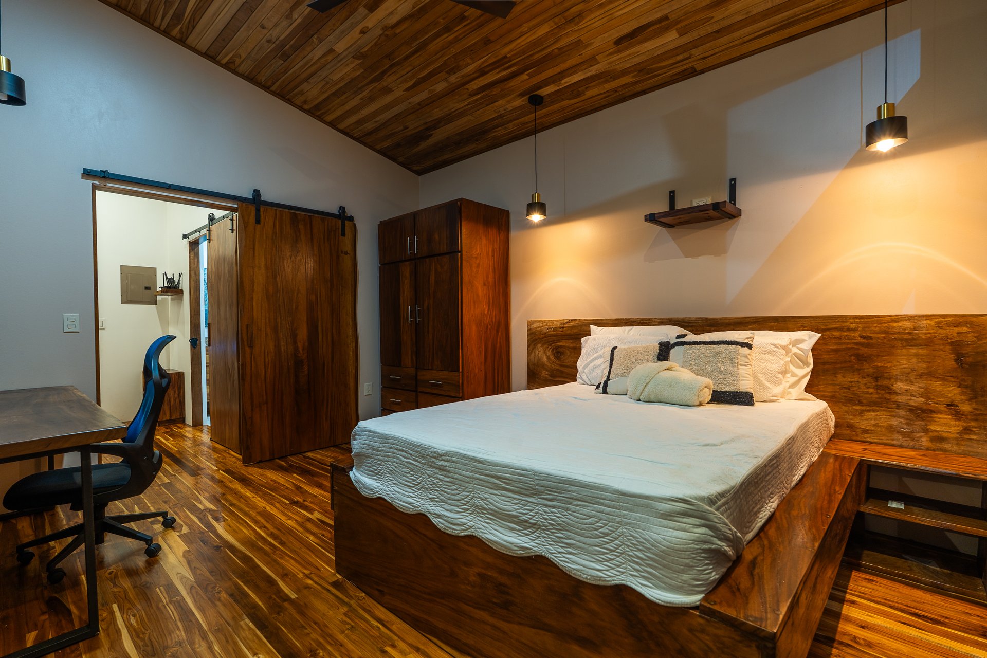 Costa Rica Mountain Retreat – 1.8 ha with Luxury Cabin, Private Lake & Riverfront
