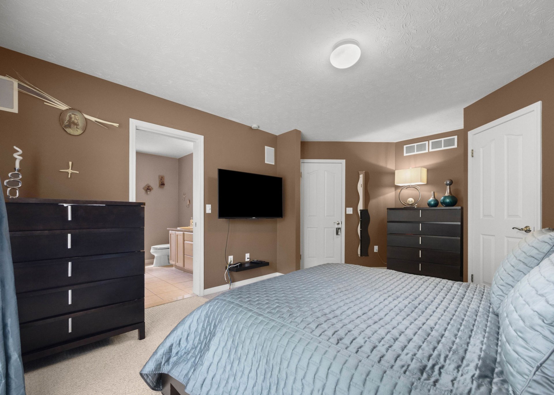 Updated Webster Colonial with Modern Style, Outdoor Living & Cul-De-Sac Location
