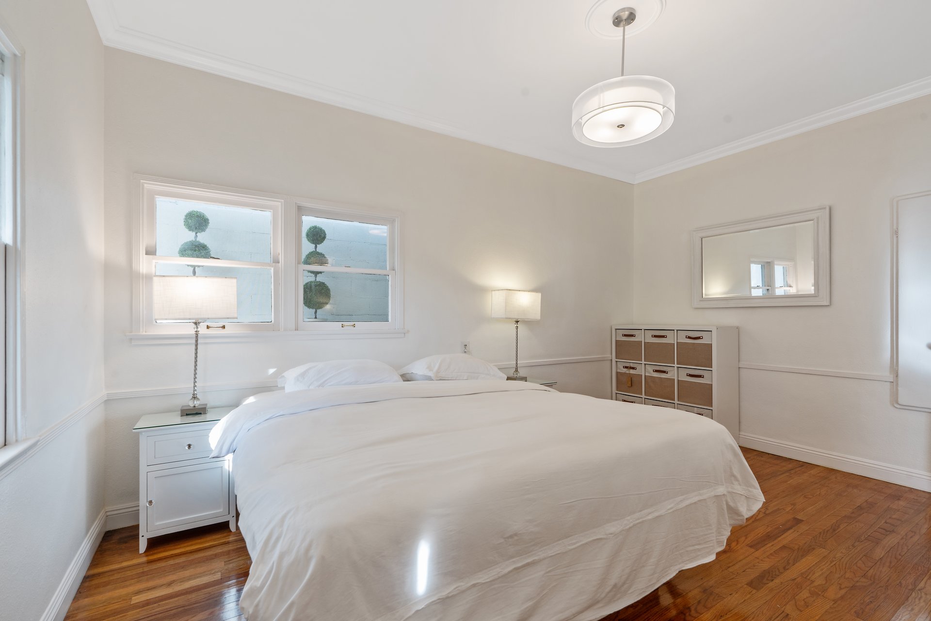 1325 E Altadena