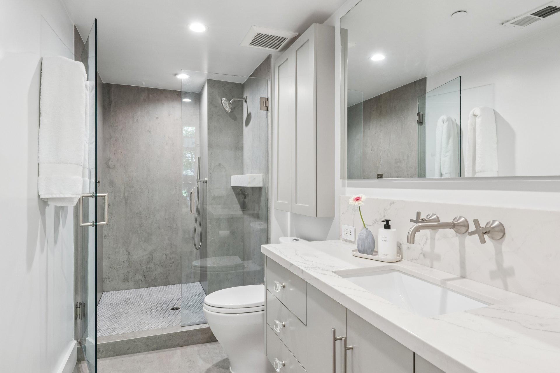 Stylish and Chic Upper Unit