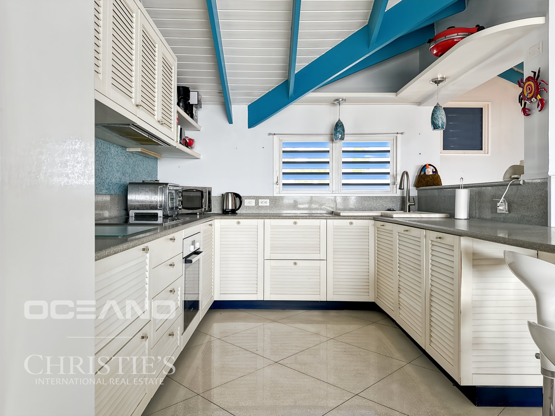 SEA VIEW - PELICAN KEY- 2BR HOME WITH THE BEACH AT YOUR FRONTSTEPS!