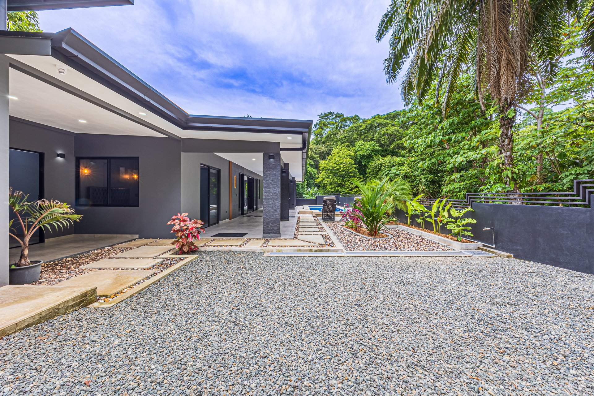 Gorgeous Brand New 3br Home close to Dominical with extra land.