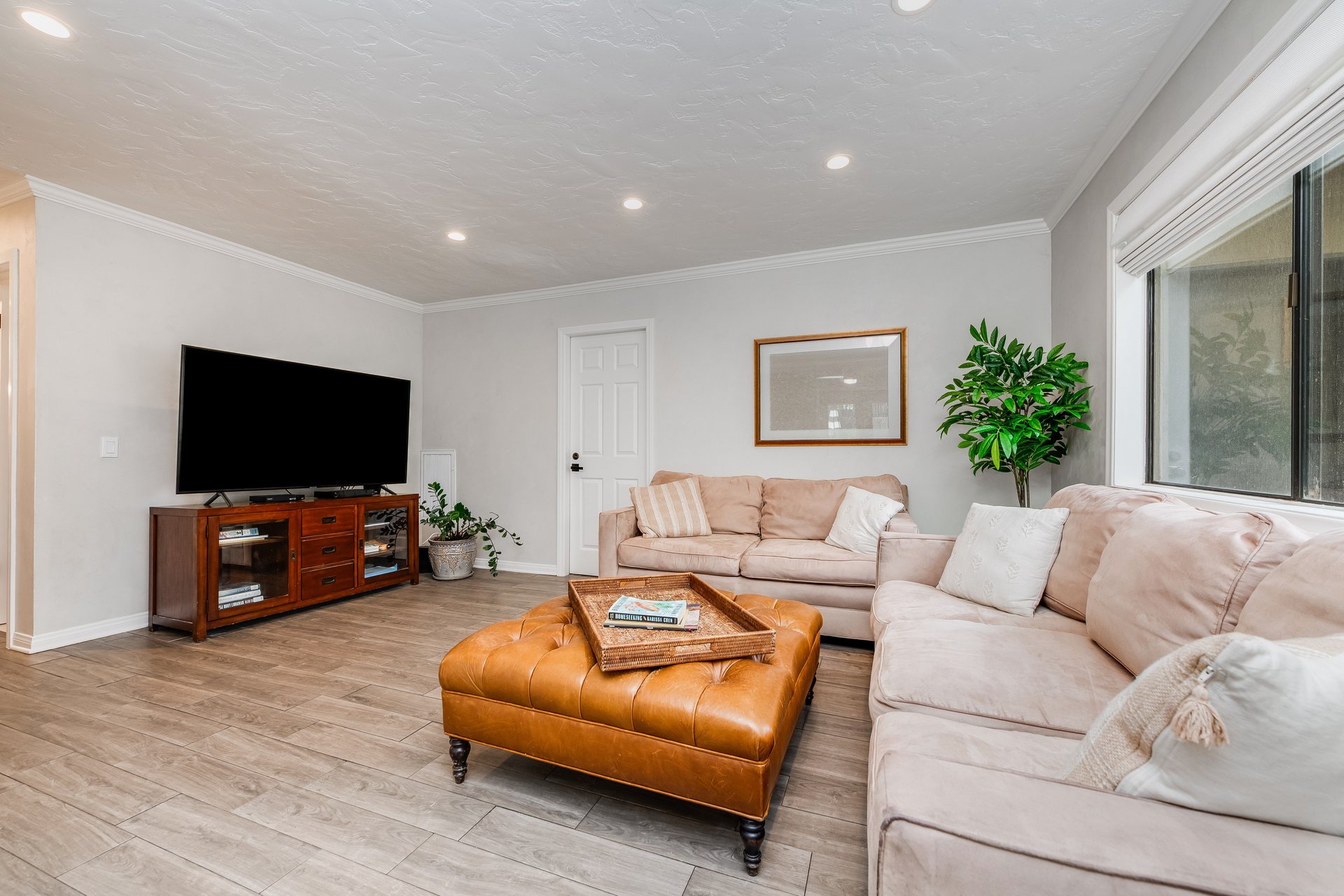 24417 Clipstone St, Woodland Hills 