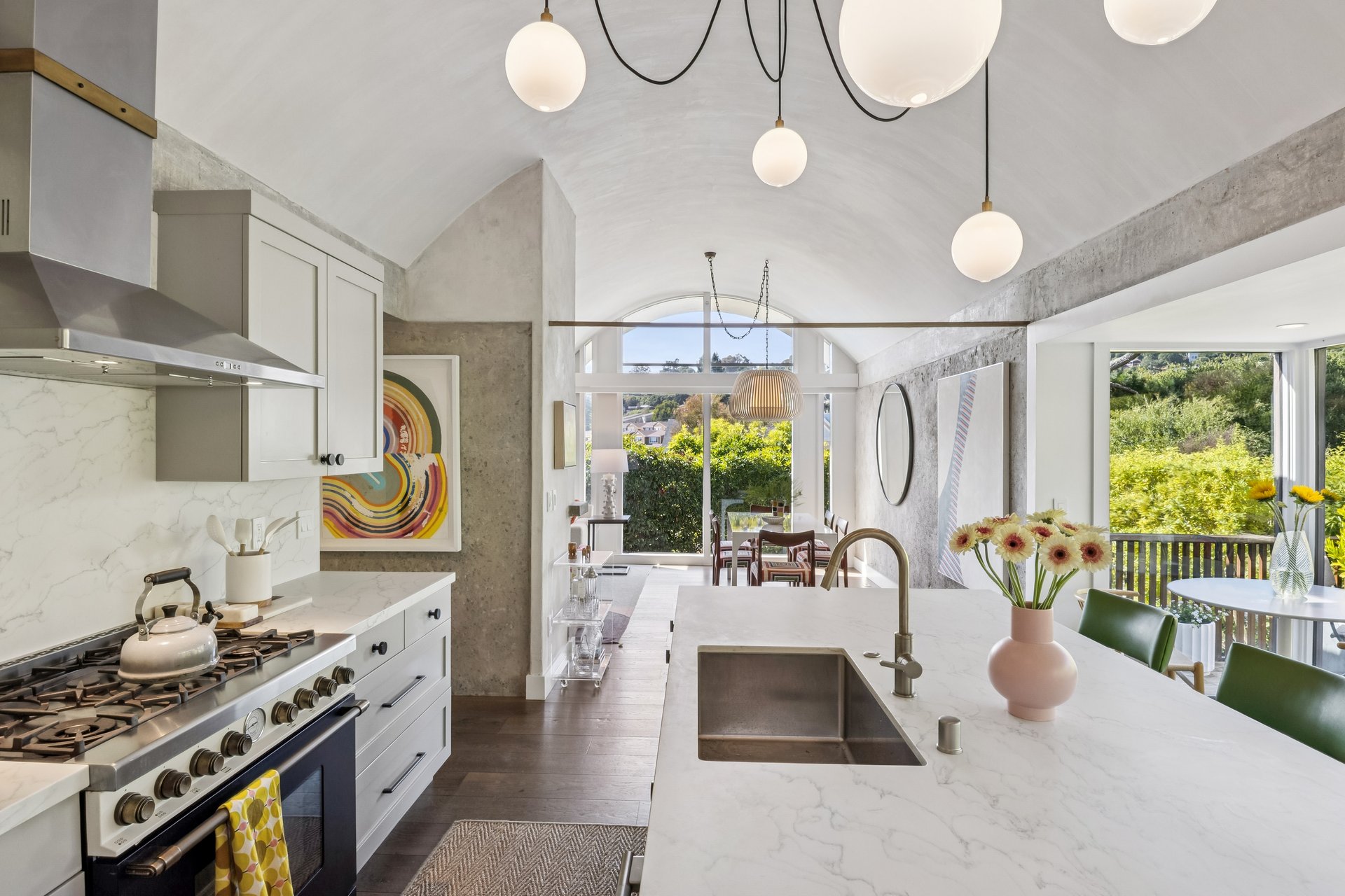 Stylish and Chic Upper Unit