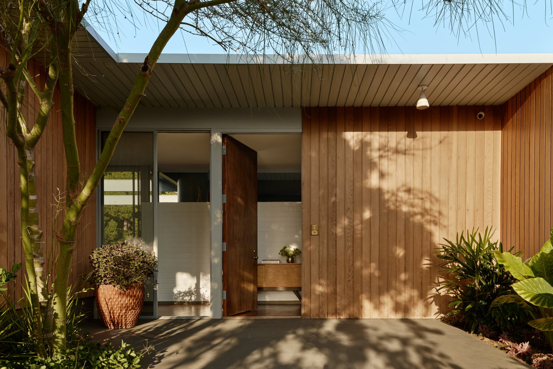 1035 Summit Dr, Beverly Hills 