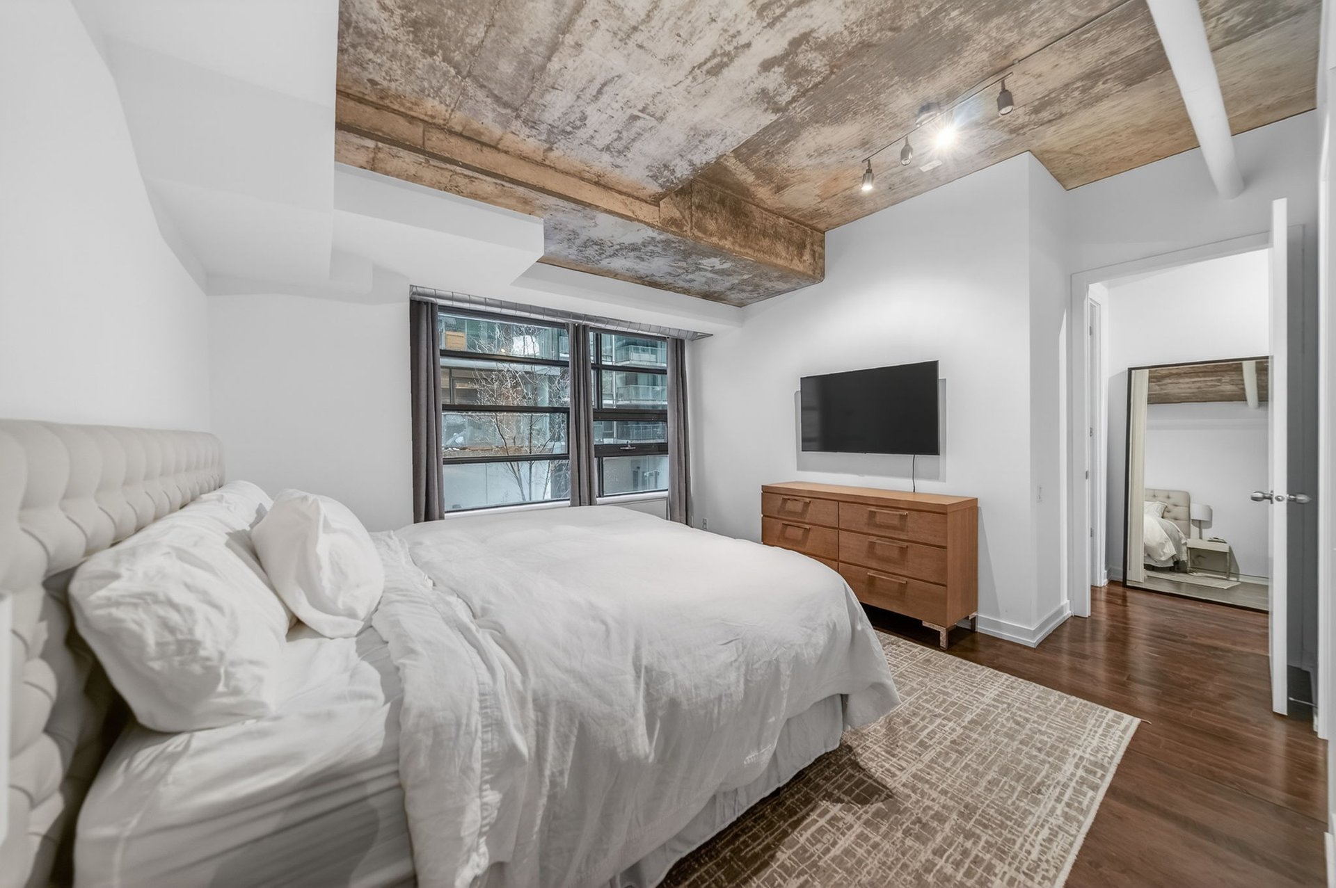  SOLD: In The Heart Of Vibrant King West