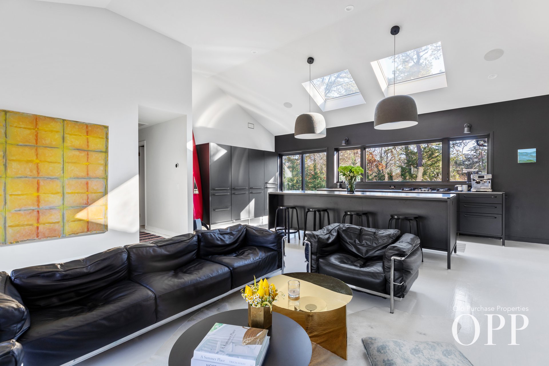 A SUNLIT RETREAT IN PICTURESQUE LOCATION