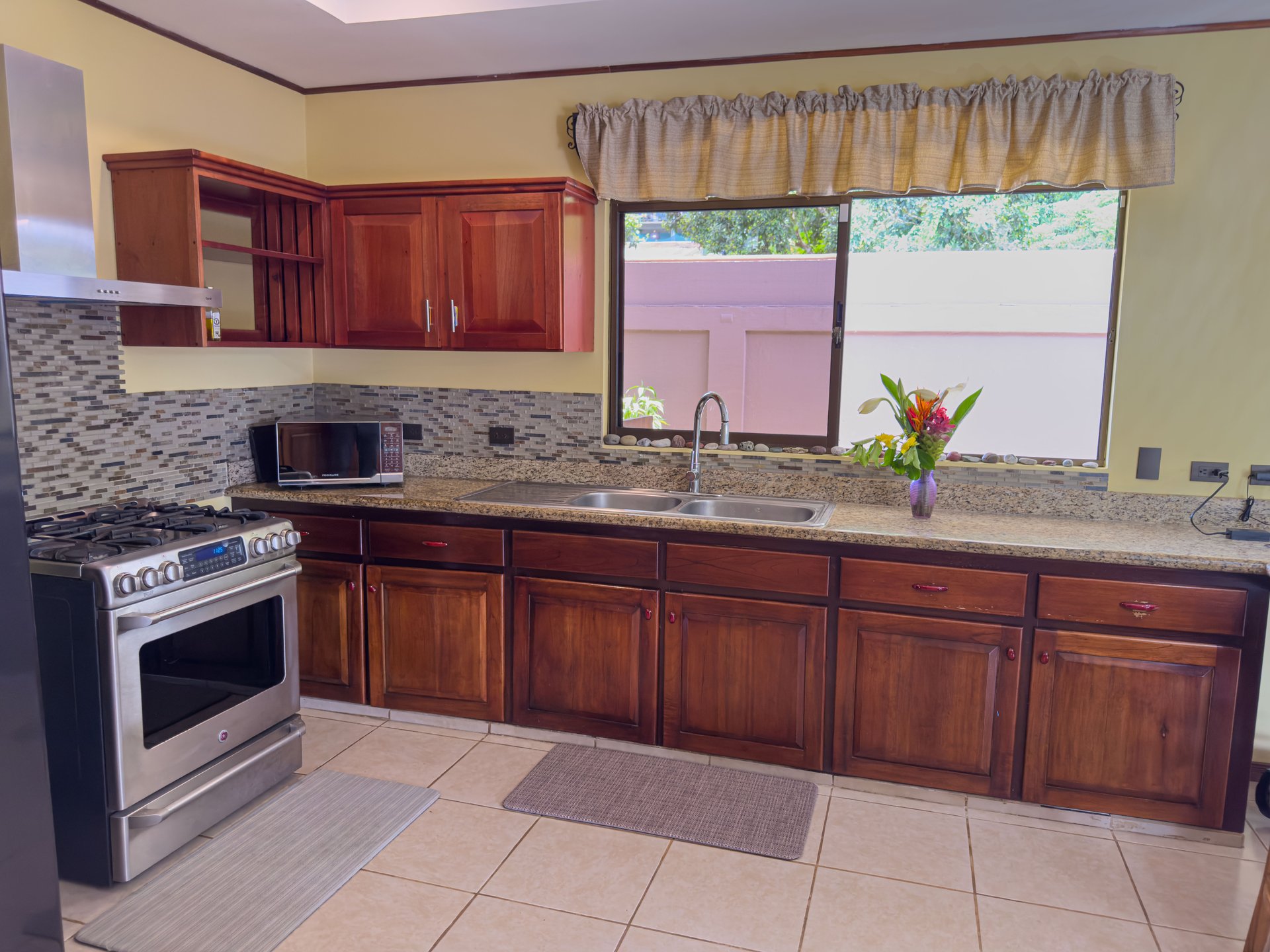 Naranjito corner lot house