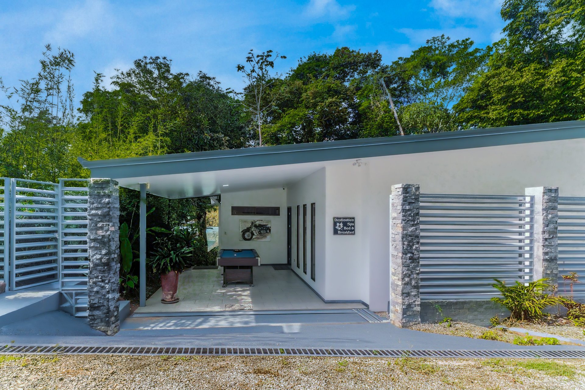 Charming 2 Bedroom Home + Studio located in heart of Uvita 