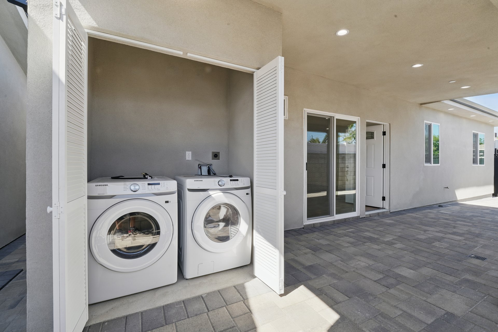 4 Units in North Hollywood