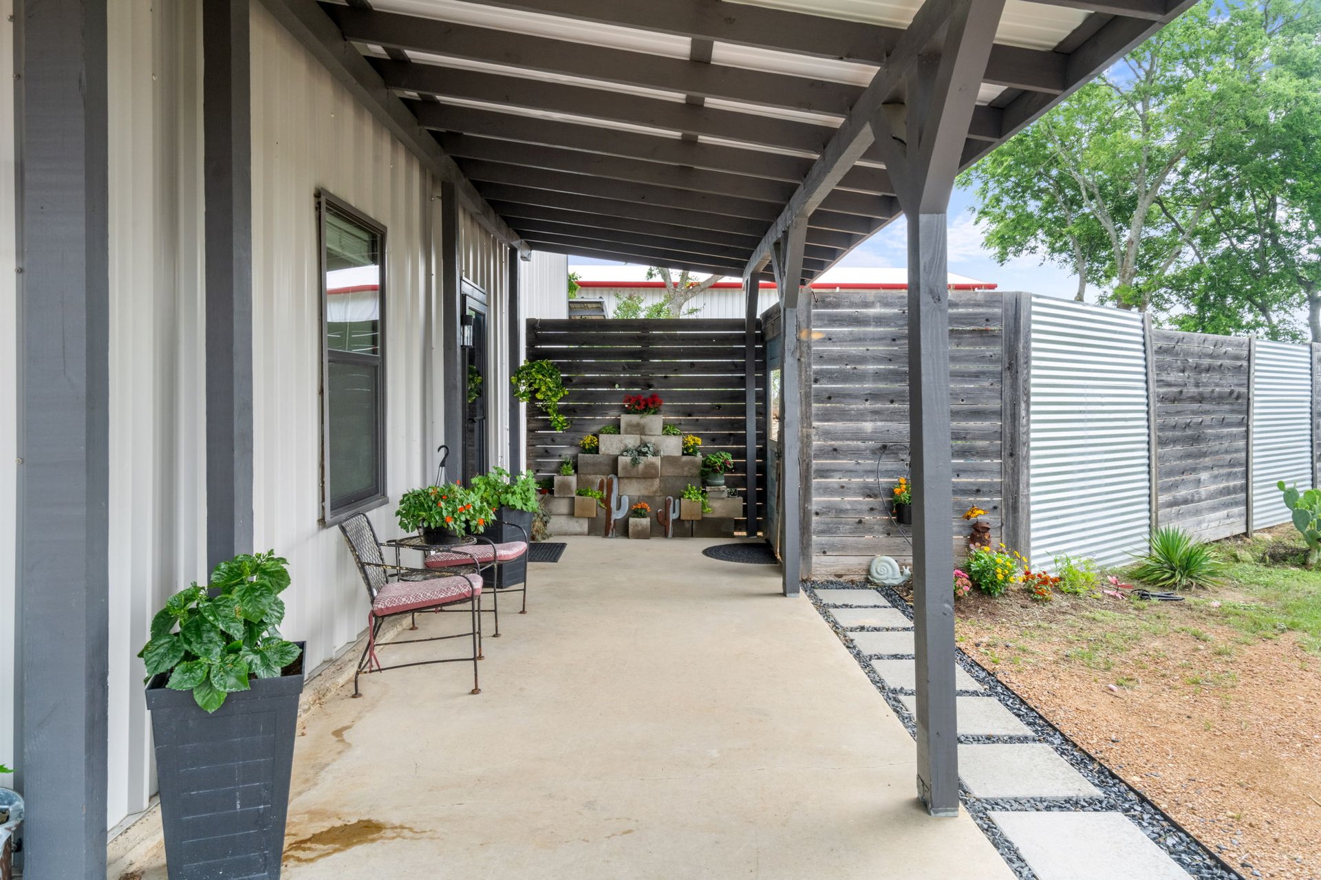Unique Residential/Commercial Property - 180 Henly LOOP