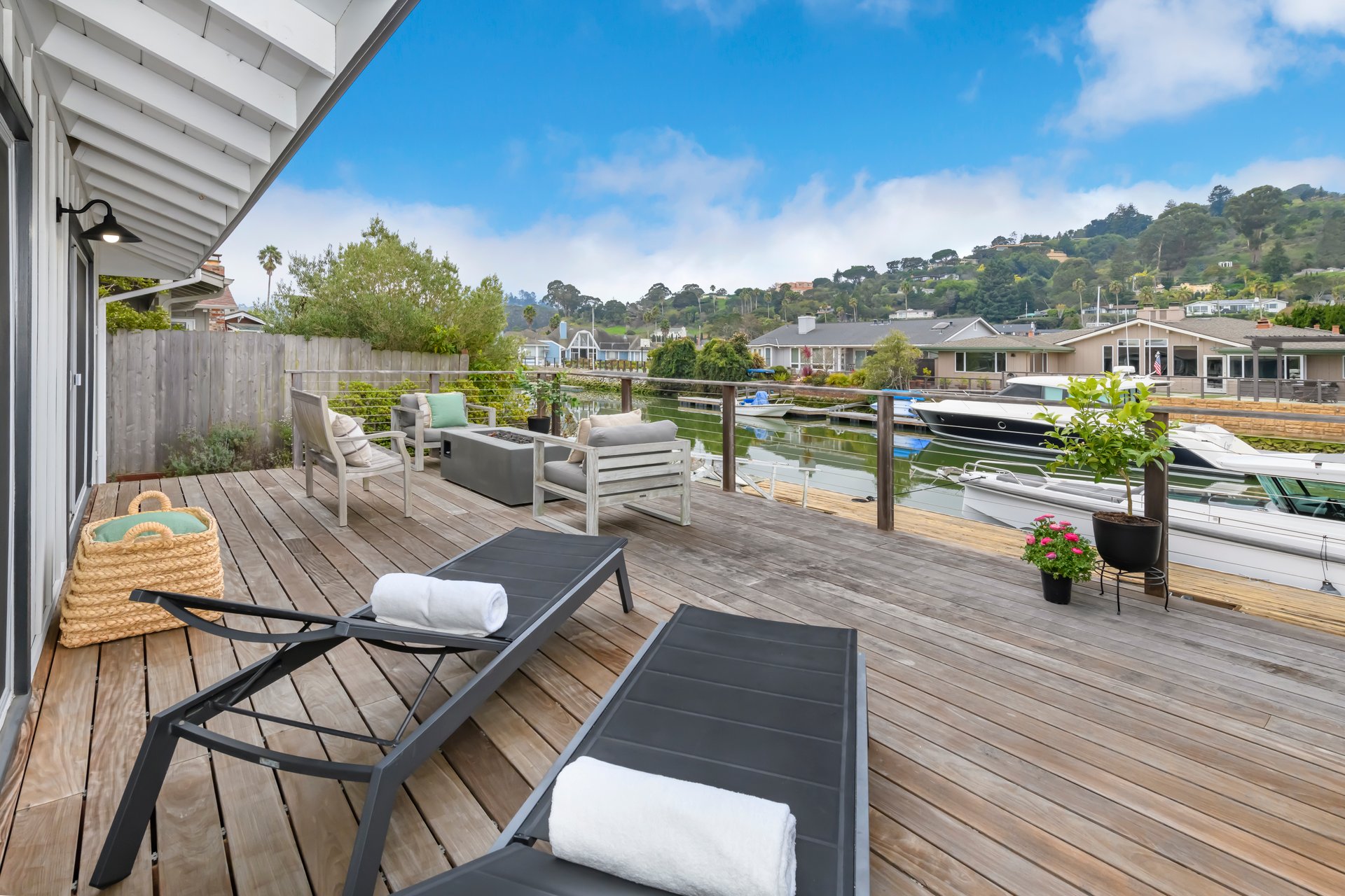 Refined Single-Level Waterfront Retreat
