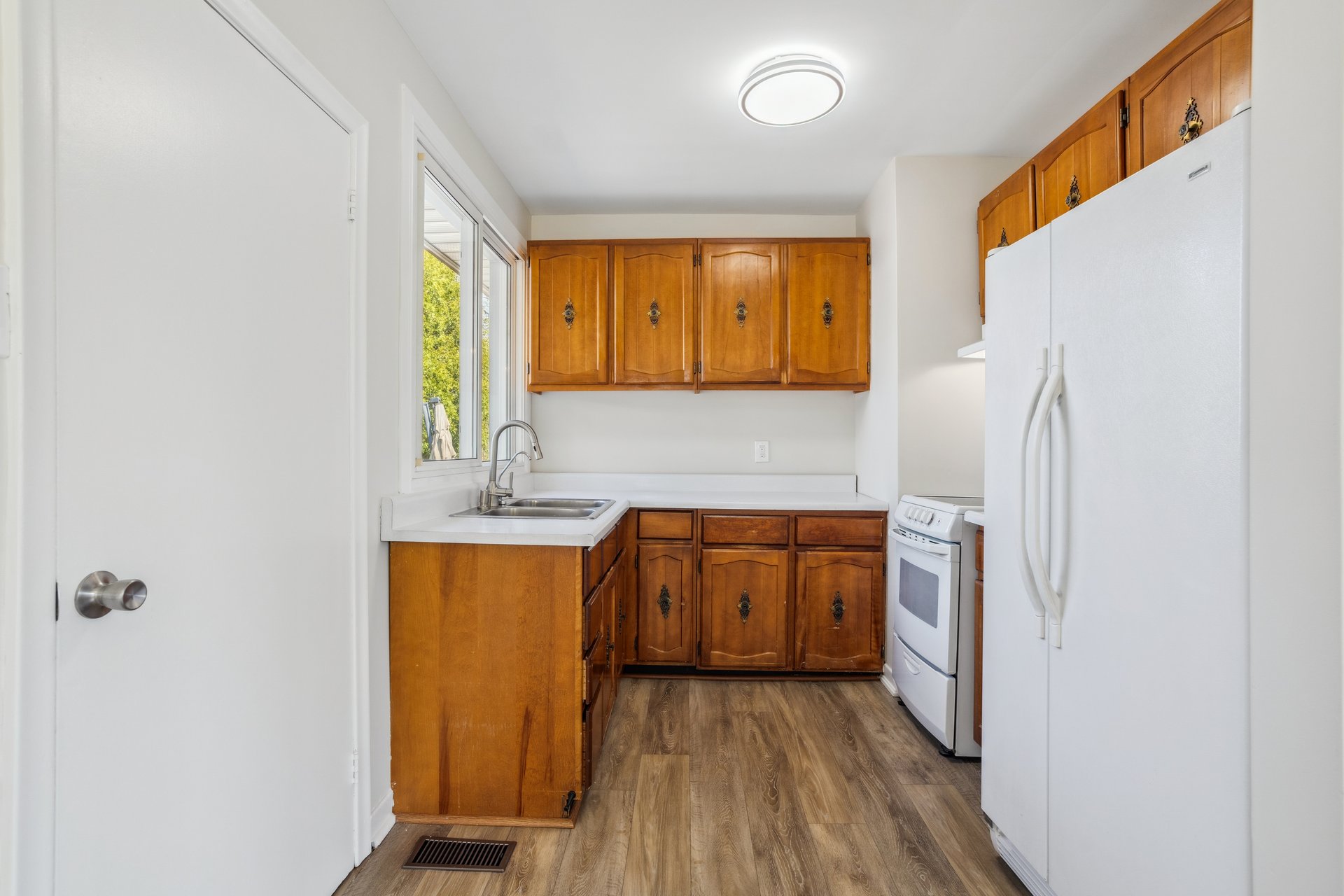 Bungalow on 60' x 125' lot with endless potential