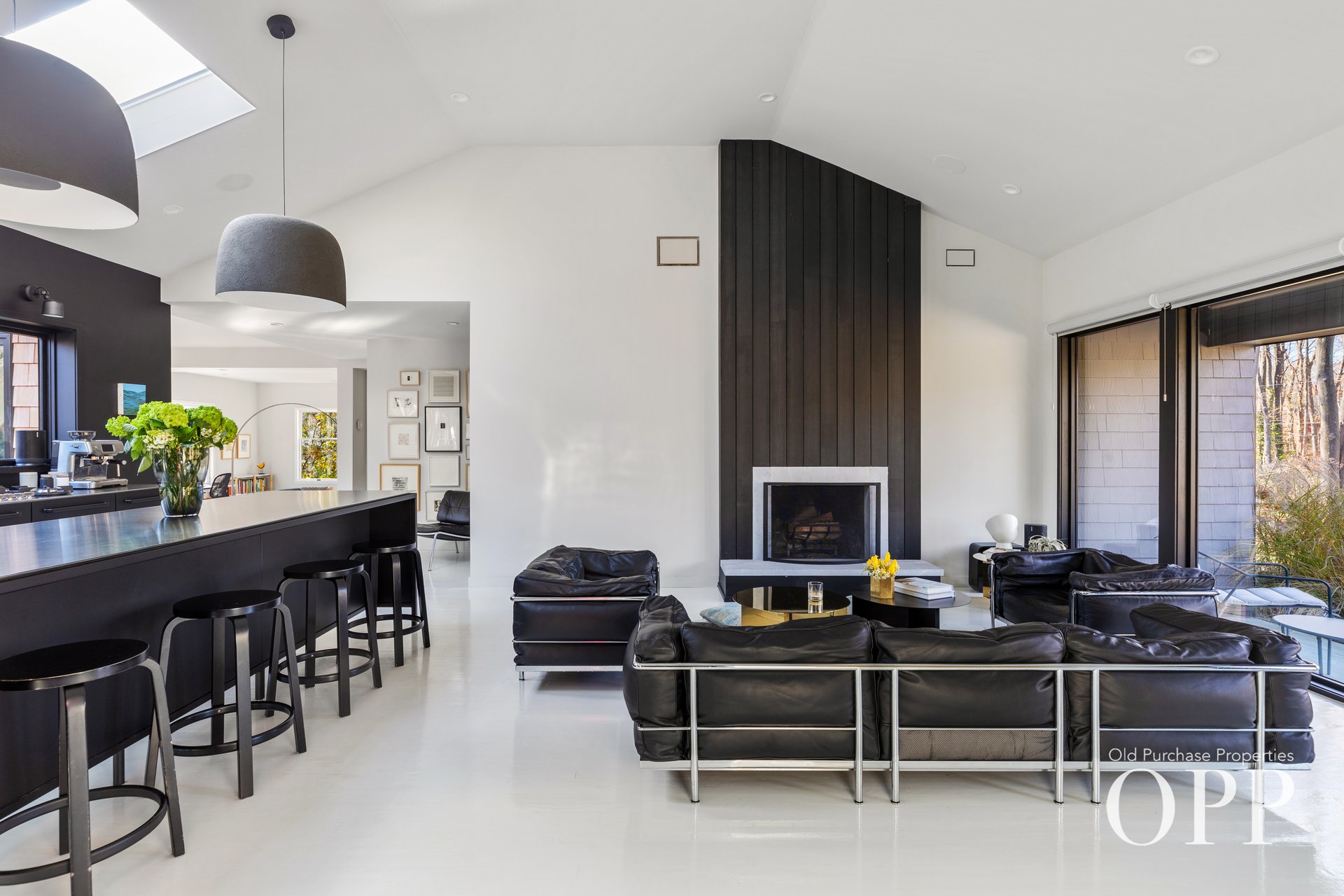 A SUNLIT RETREAT IN PICTURESQUE LOCATION