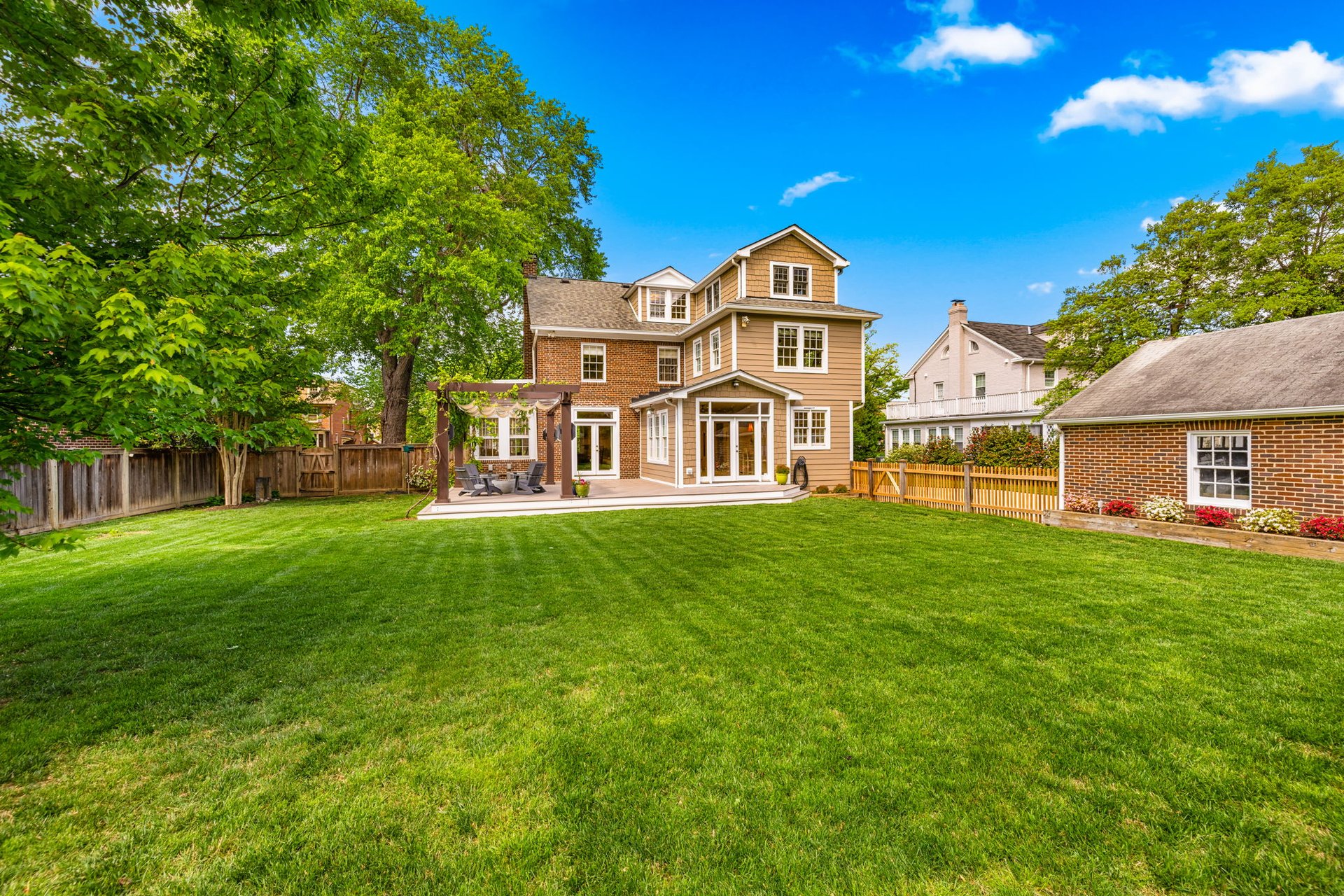 22 W OAK STREET