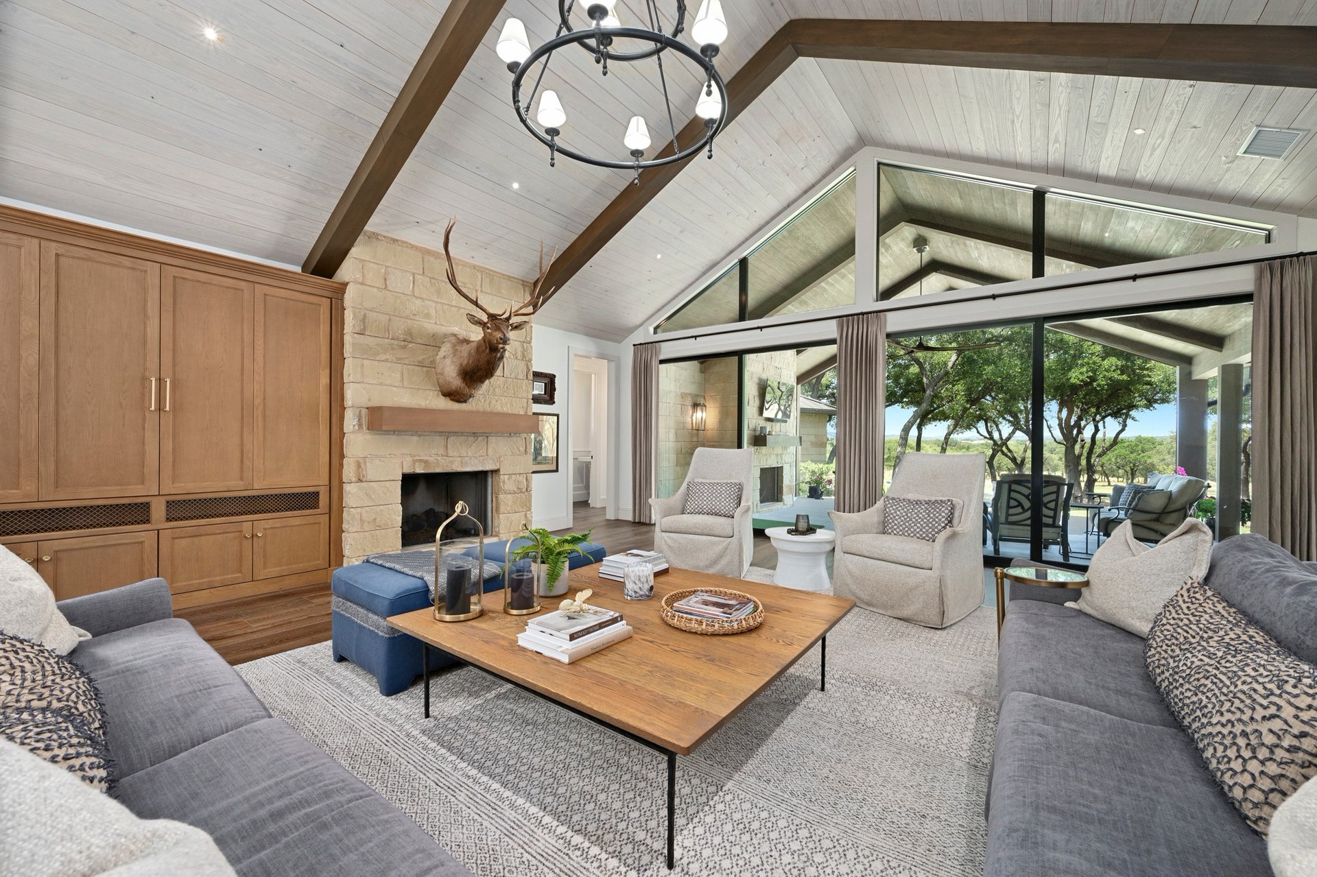 900 Rivercliff Drive