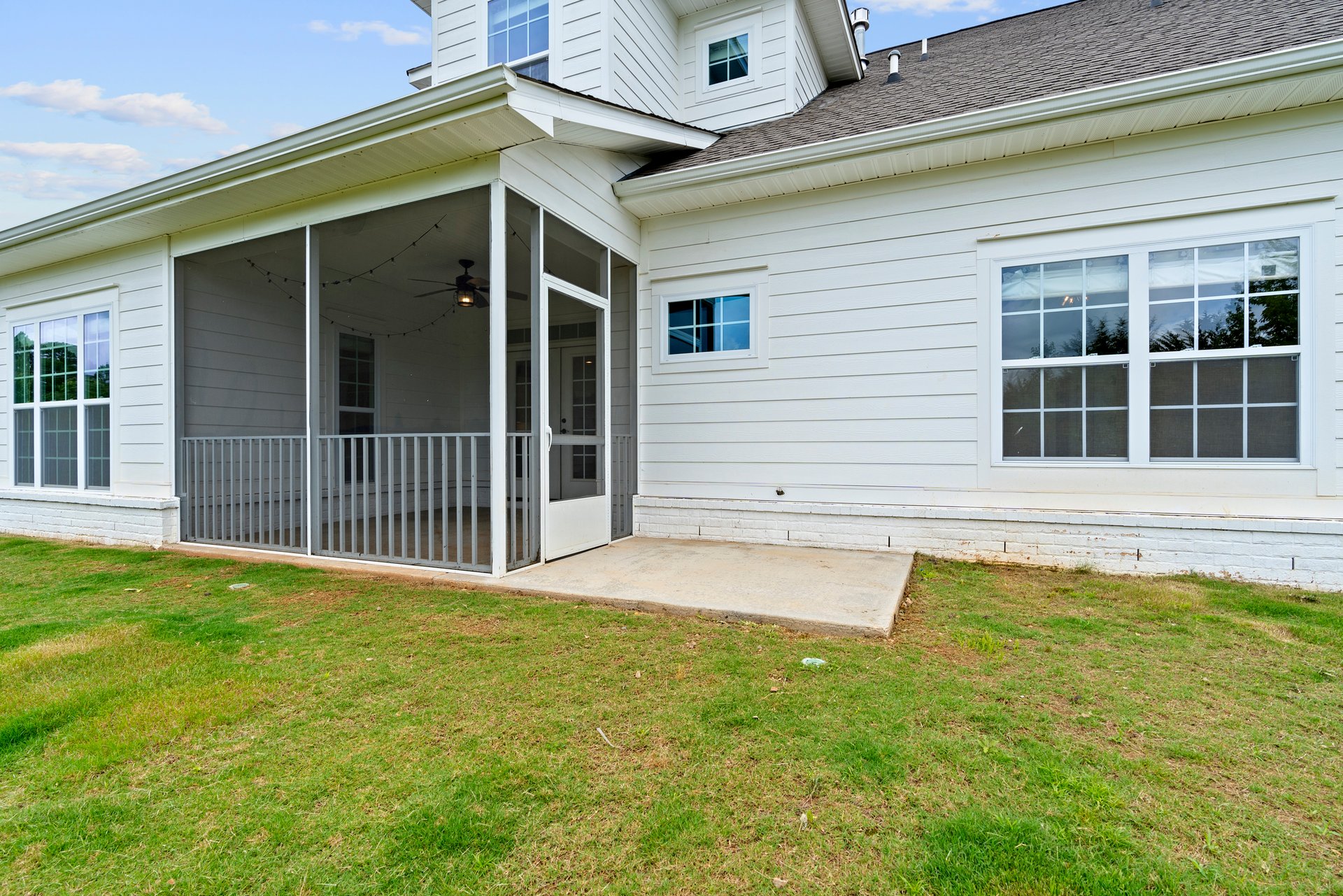 SPACE SPACE SPACE with a Luxury feel! Office AND Bonus Room!Office AND Bonus Room!