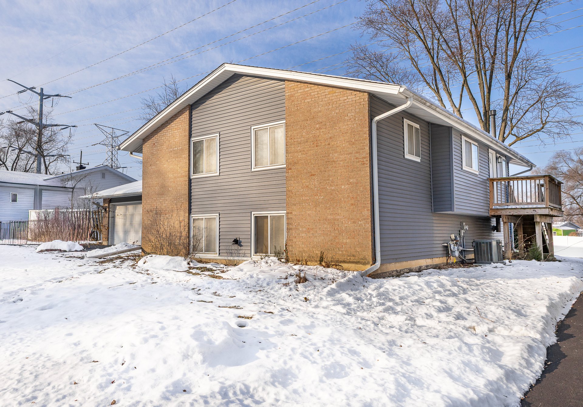 6308 MacArthur Dr, Woodridge