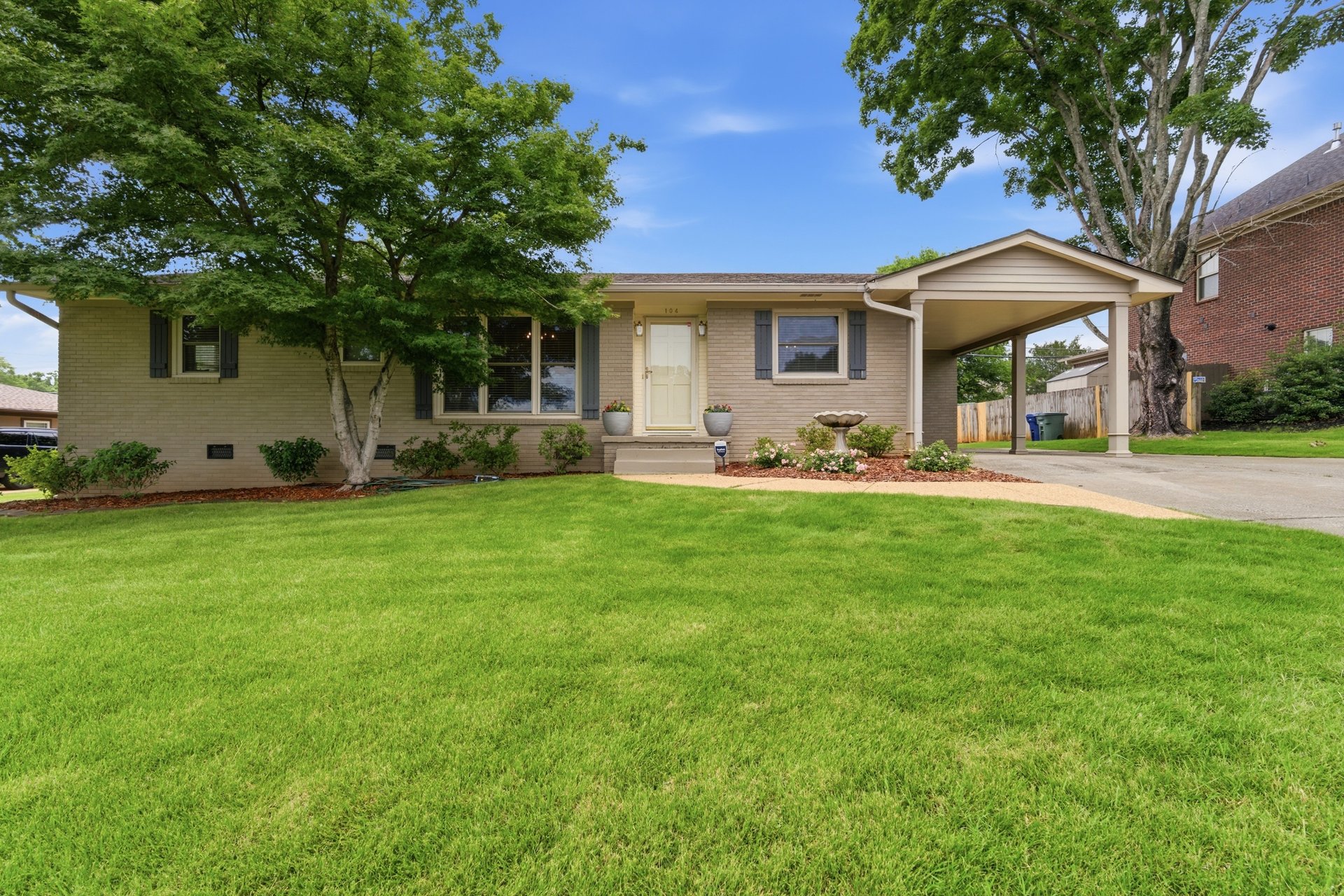 Adorable Full Brick Ranch style home just minutes from Downtown Huntsville!!
