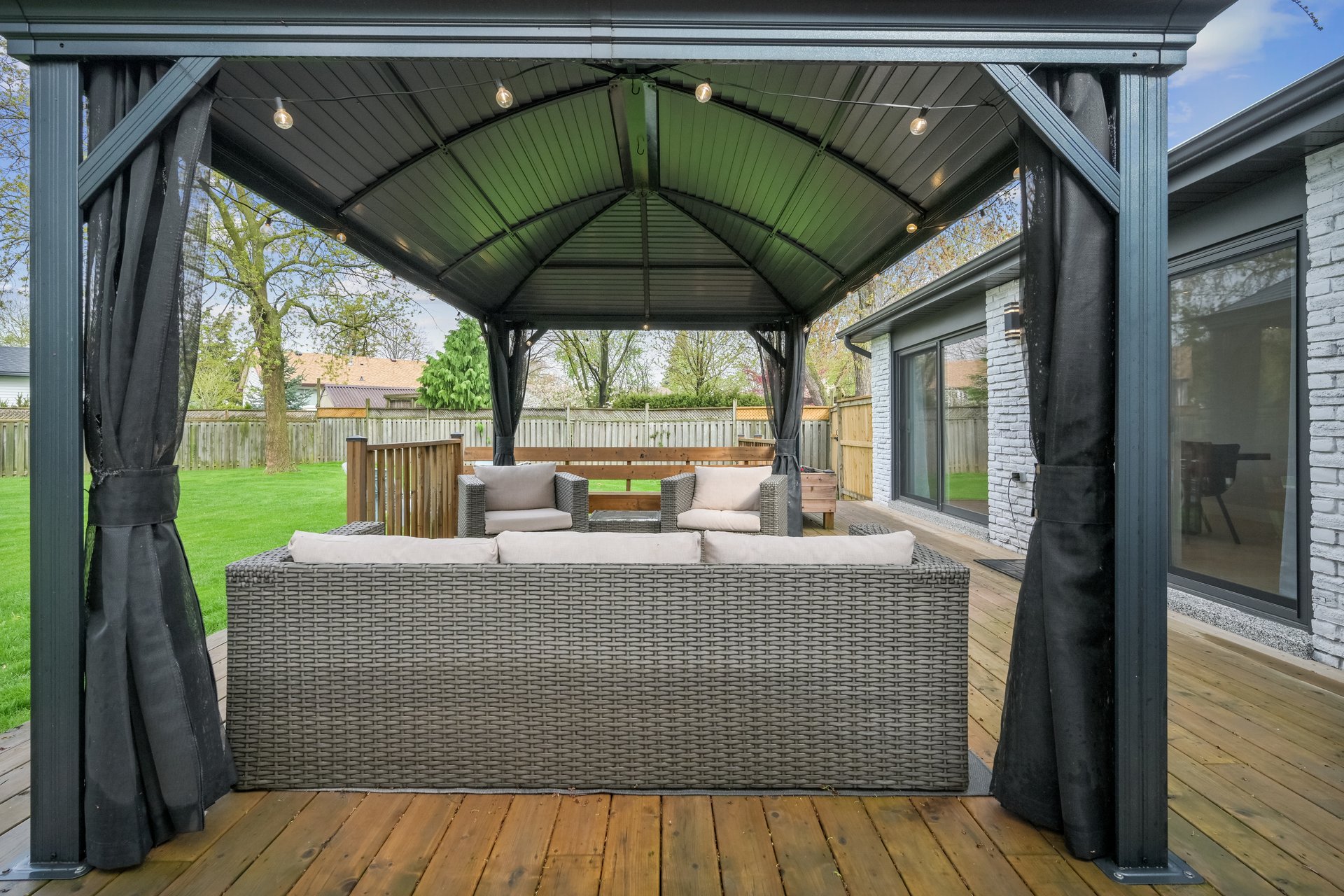 Completely Renovated Sidesplit on an Exclusive Cul-De Sac
