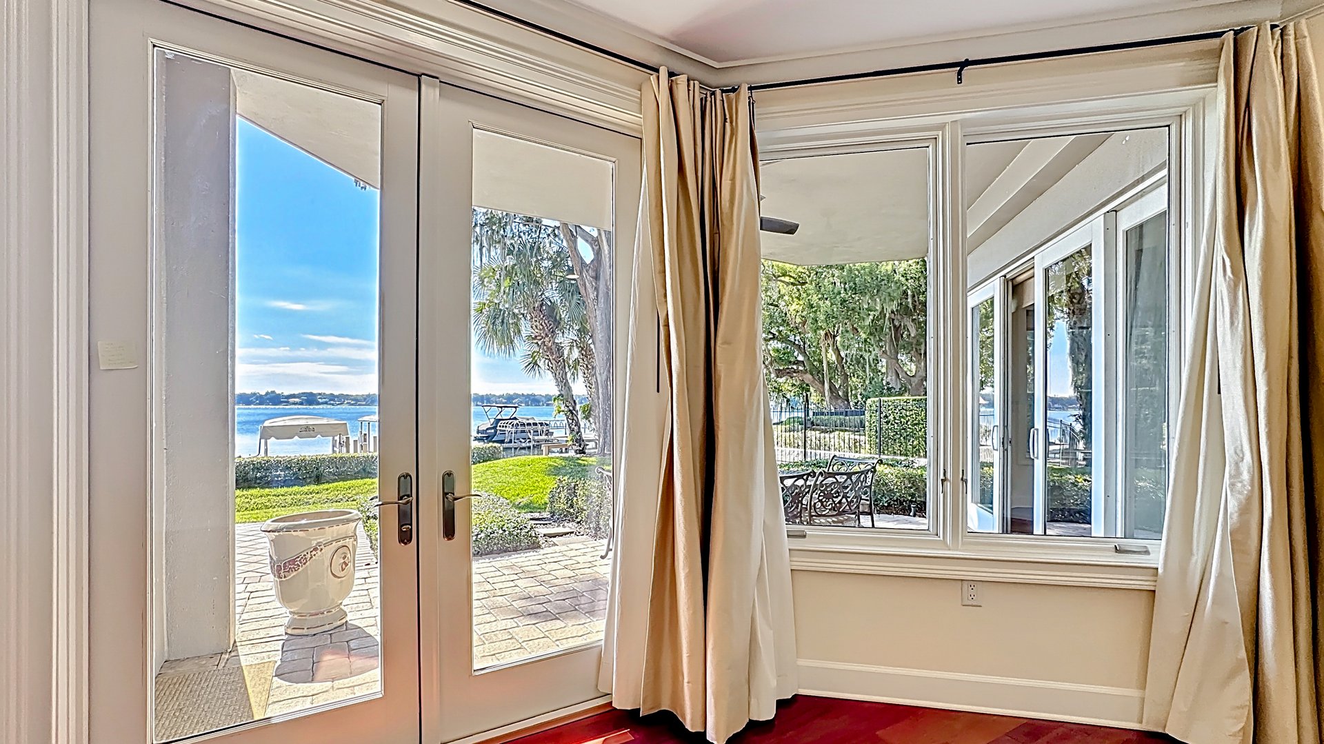 Spacious Winter Park Lakefront Condo in Perle du Lac