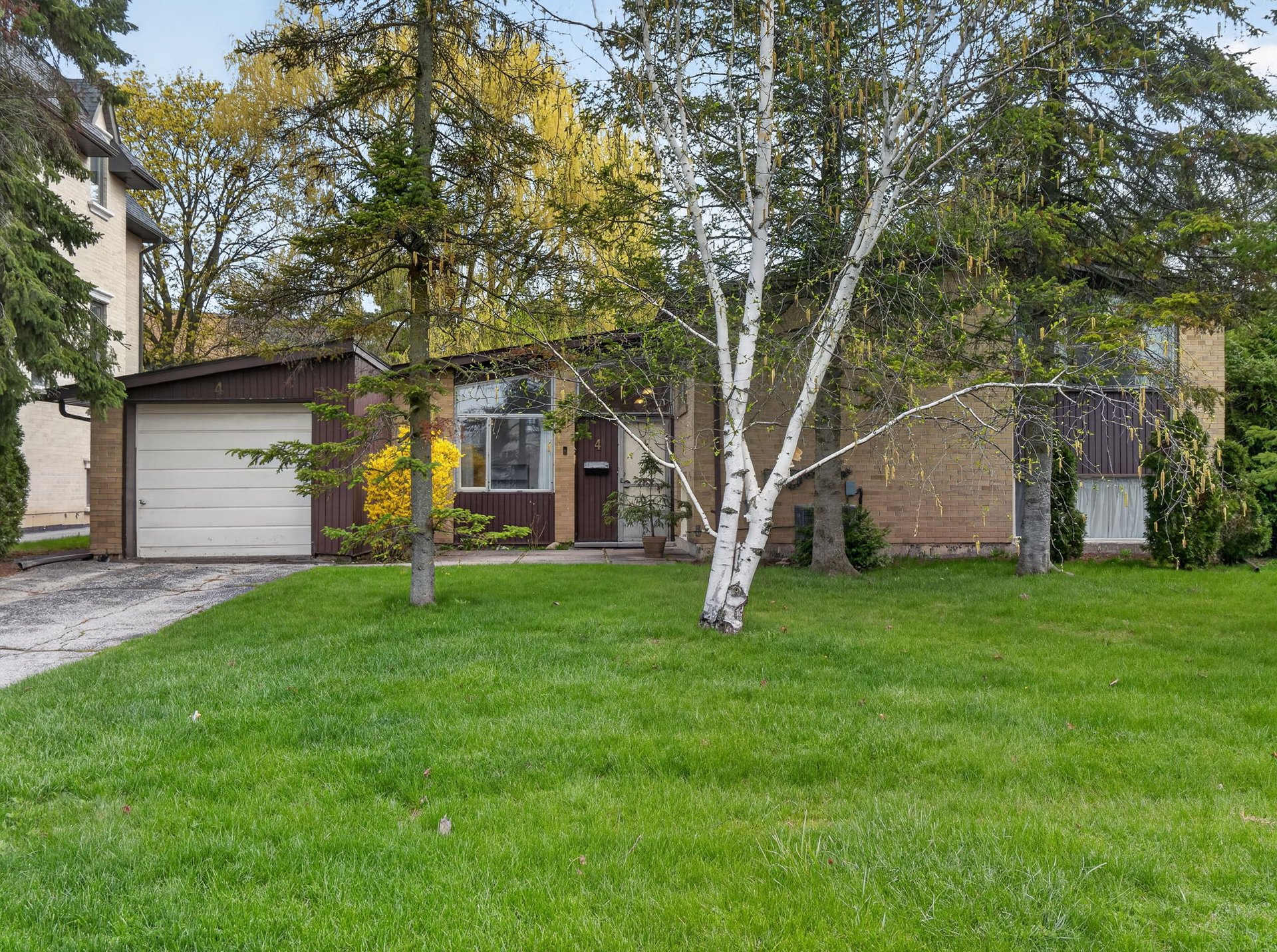 SOLD: Quiet Cul-De-Sac Residence