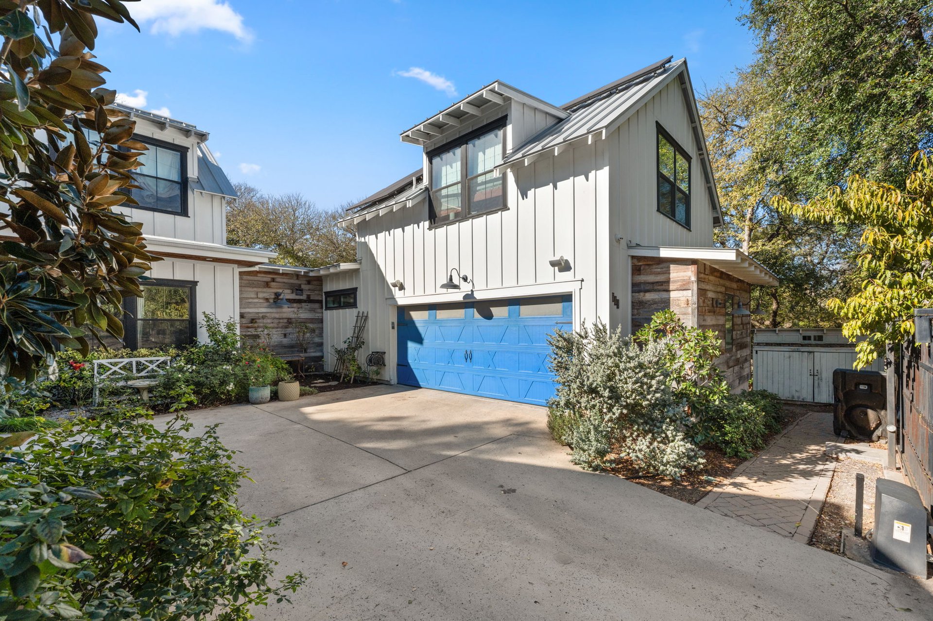 703 E Live Oak ST