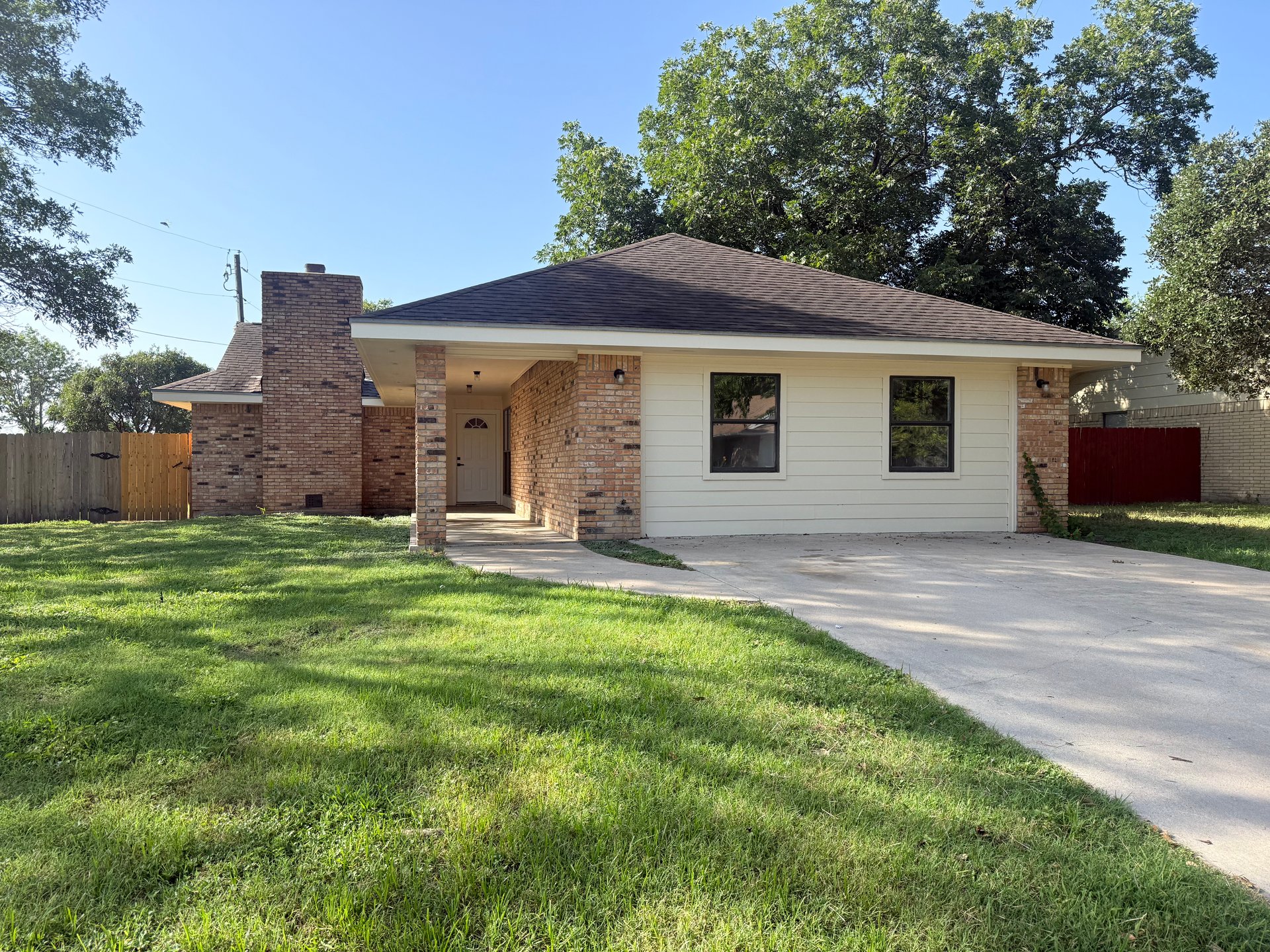 833 Ross Cir