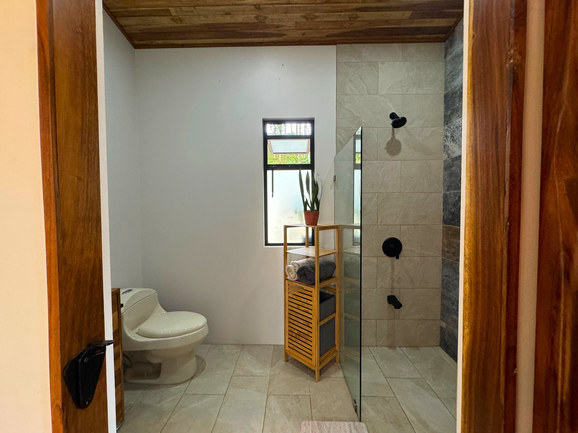 Costa Rica Mountain Retreat – 1.8 ha with Luxury Cabin, Private Lake & Riverfront