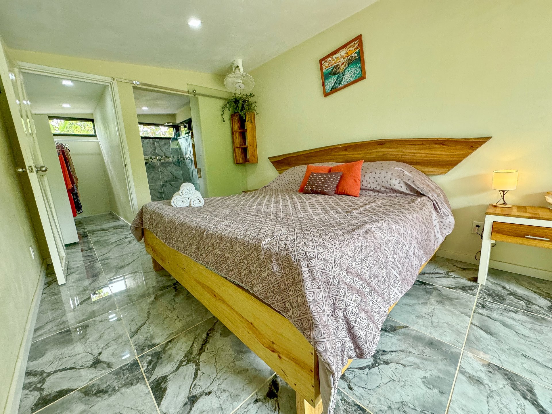 Contemporary 3-bed home surrounded by Uvita’s services and amenities but just a short stroll to tropical beaches
