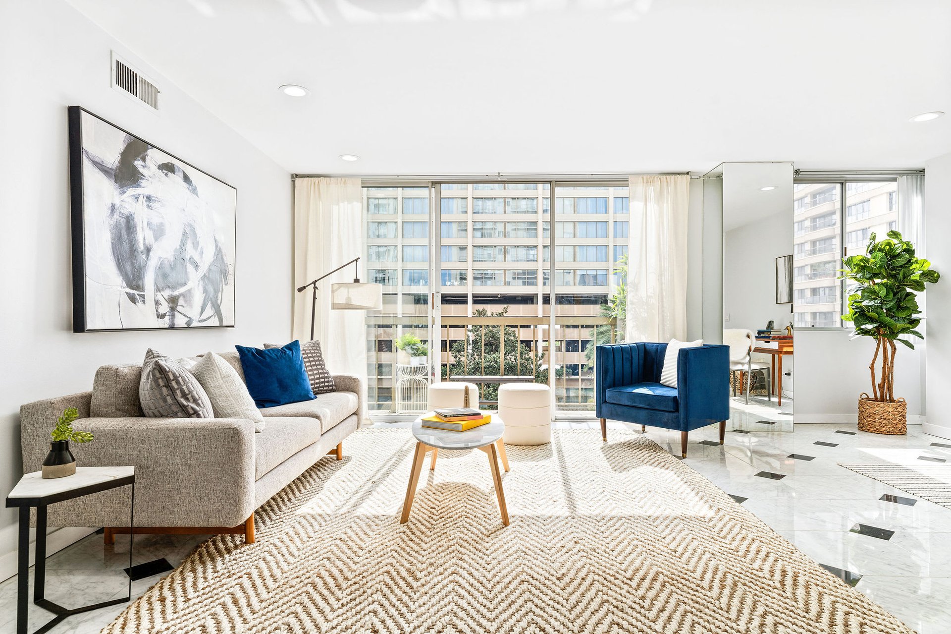 Wilshire Selby East #602, Wilshire Corridor
