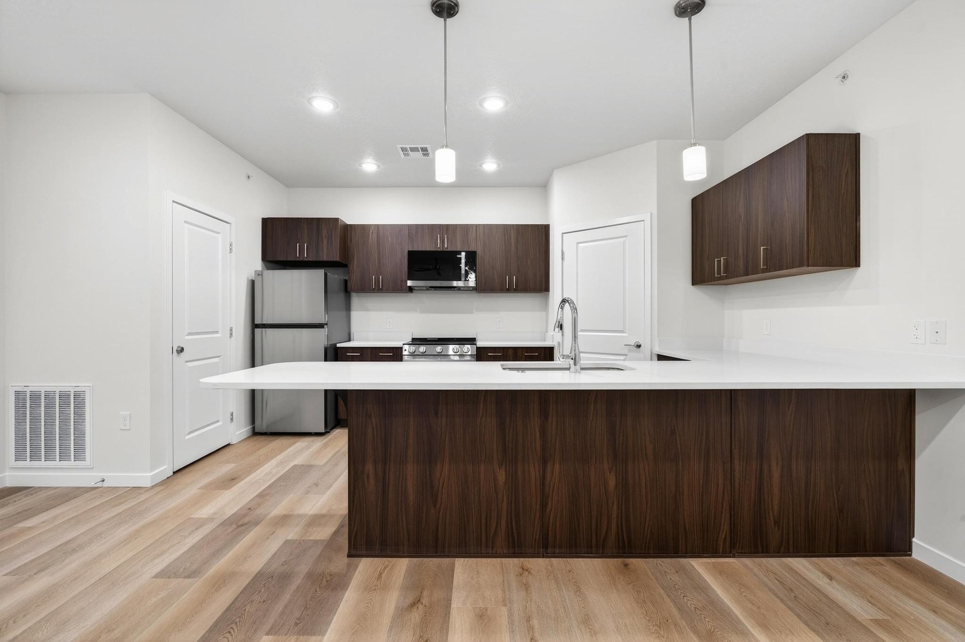 983 W State St B-104