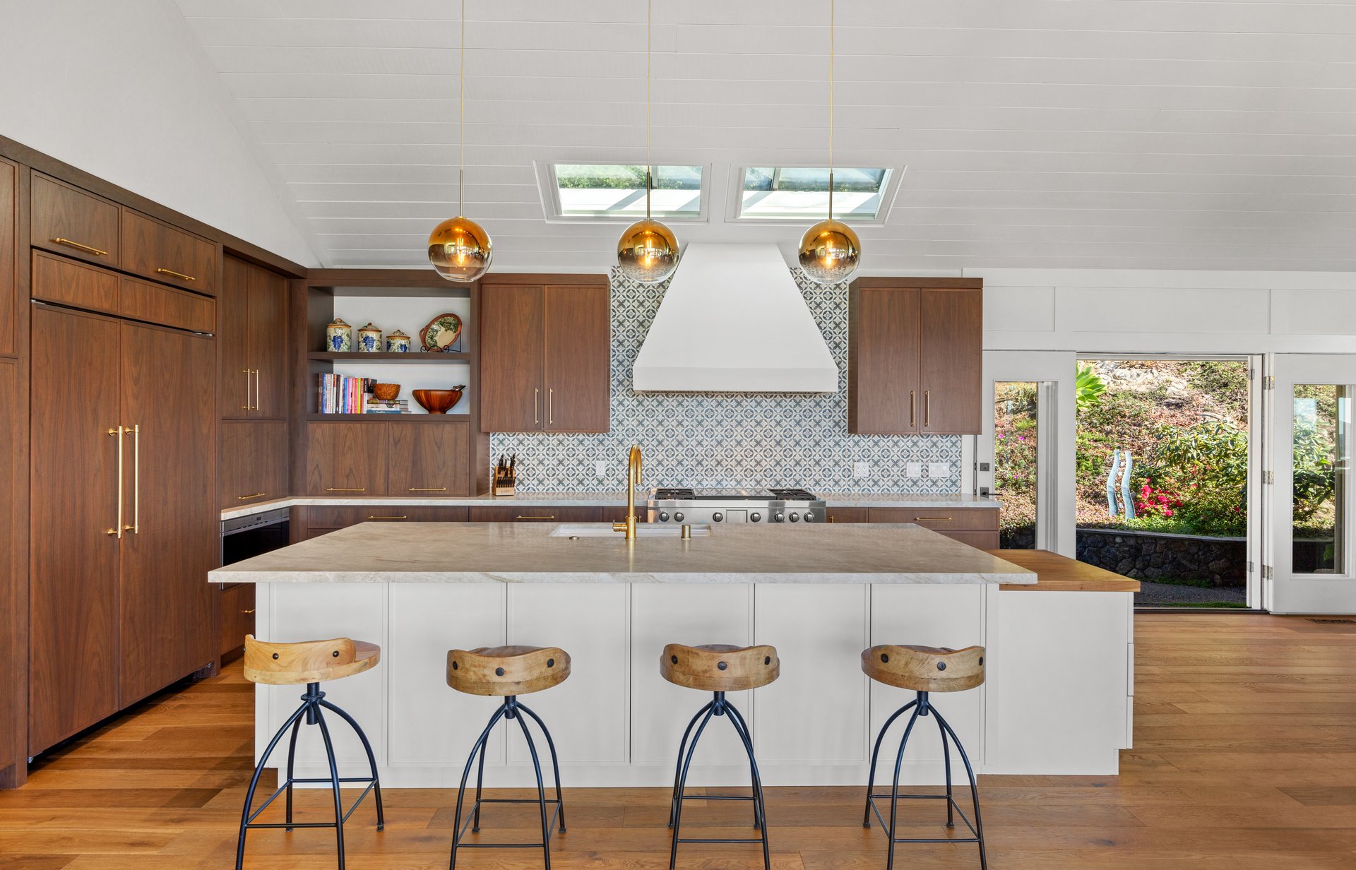 Stylish and Chic Mount Tiburon Retreat 