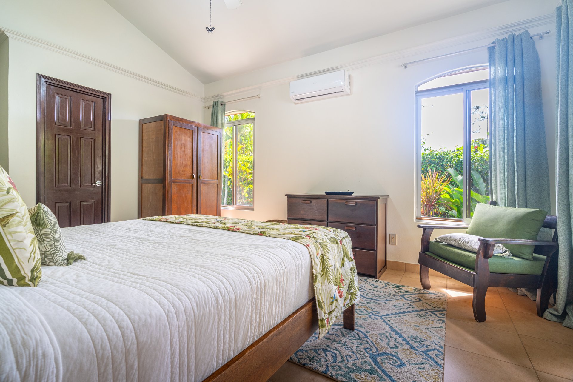 Casa Luna, 3bed /3bath Private Oasis, Convenient Location