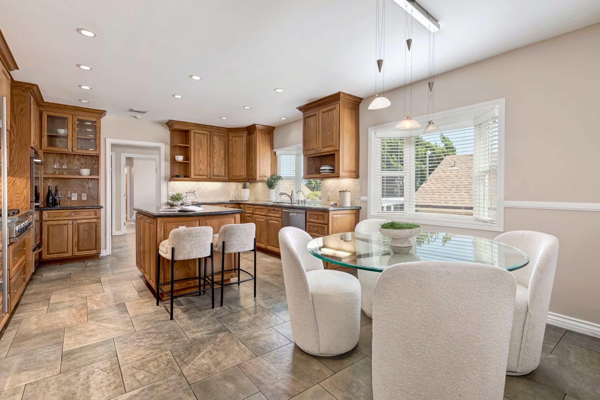 2302 Duxbury Cir, Beverlywood