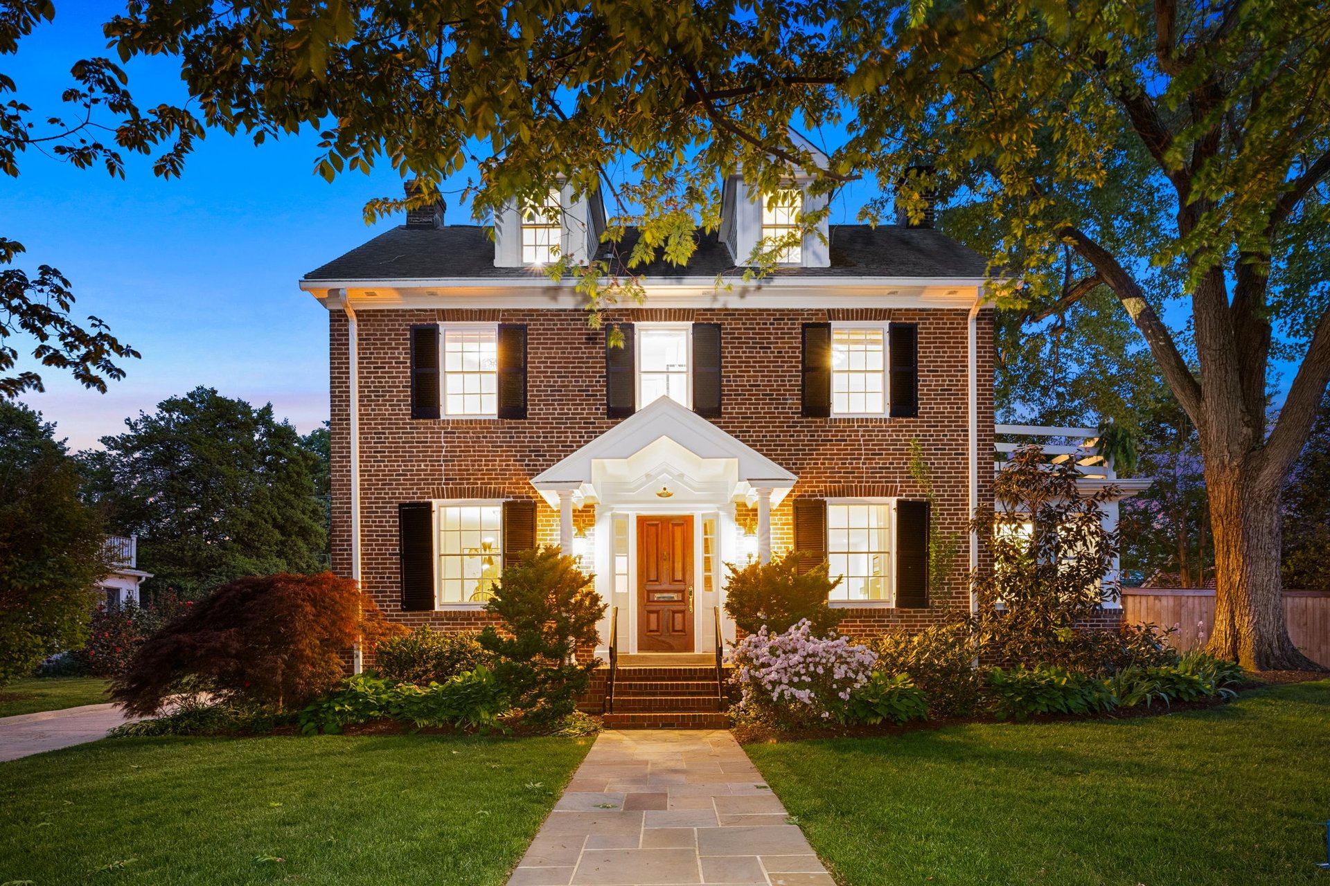 22 W OAK STREET