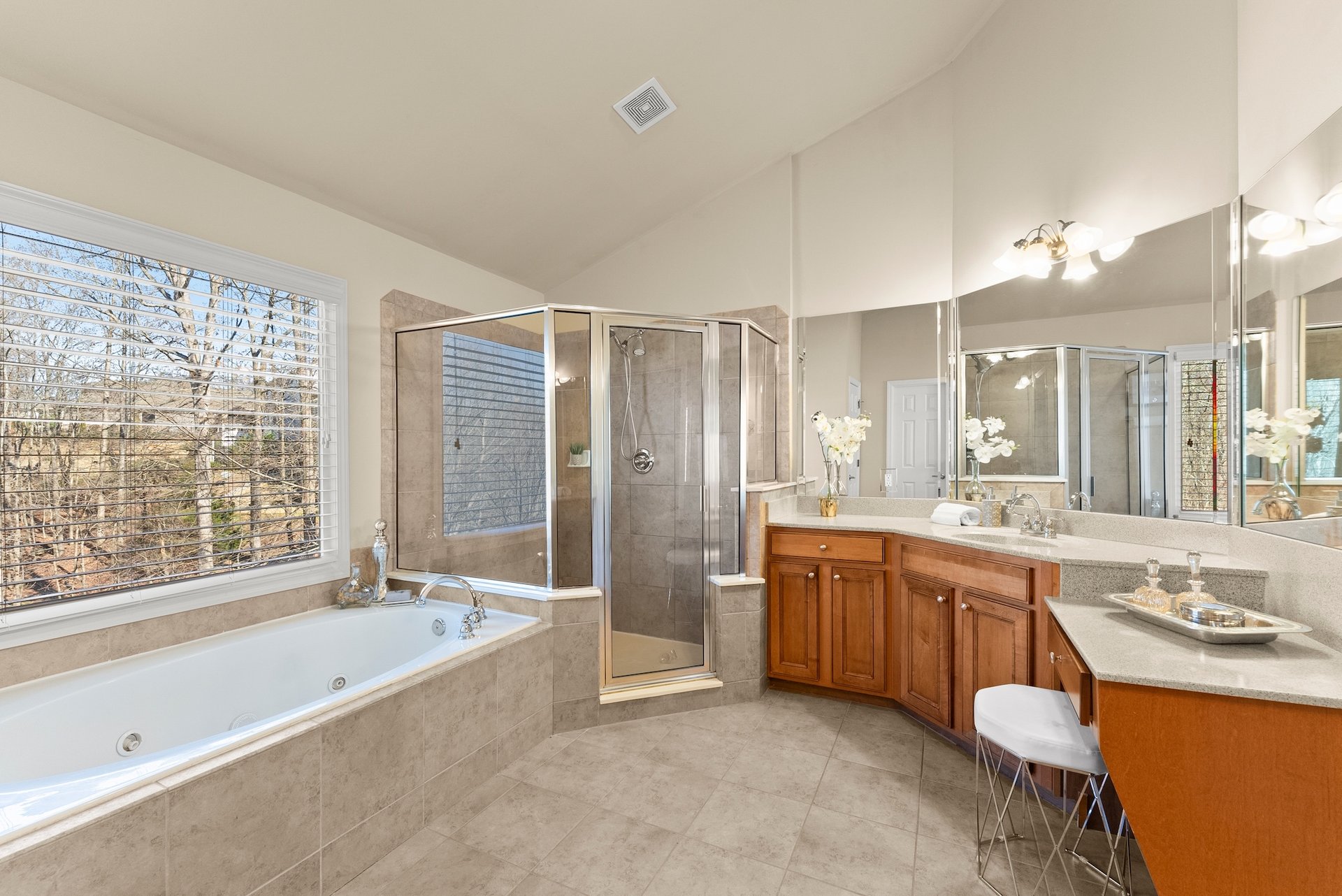 7534 Mossy Log Ct, Flowery Branch, GA 30542