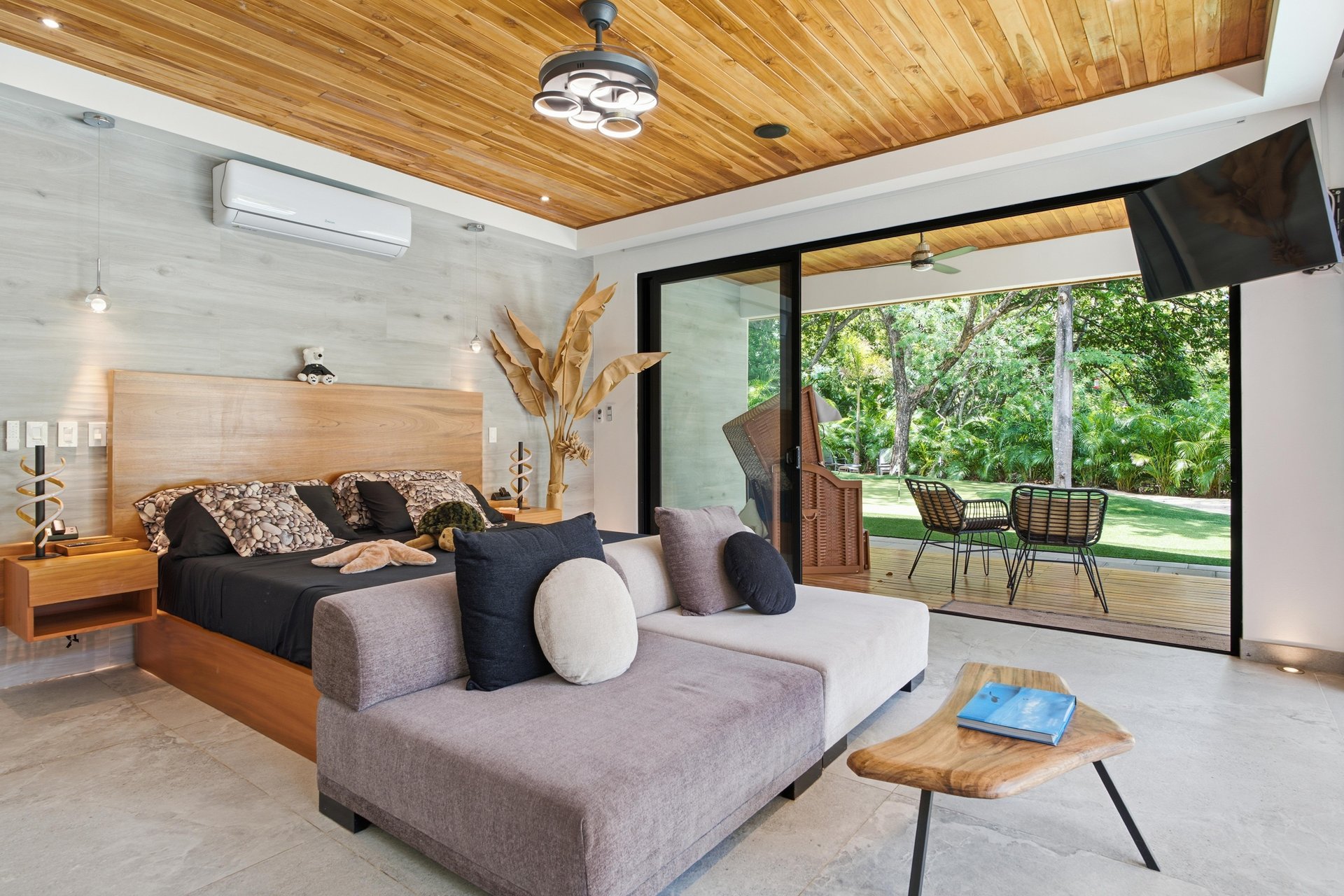 Casa La Ola Perfecta | Luxury 5-Bedroom Home with Pool Near the Beach in Hacienda Pinilla