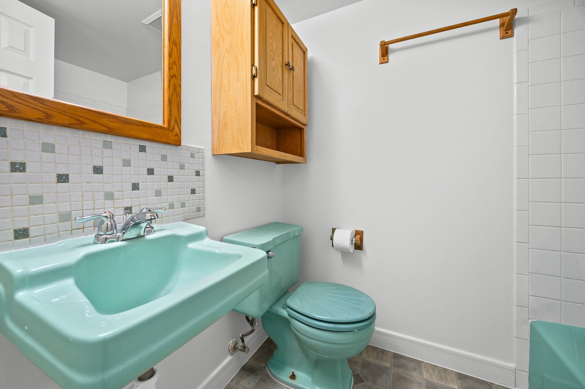 6308 MacArthur Dr, Woodridge