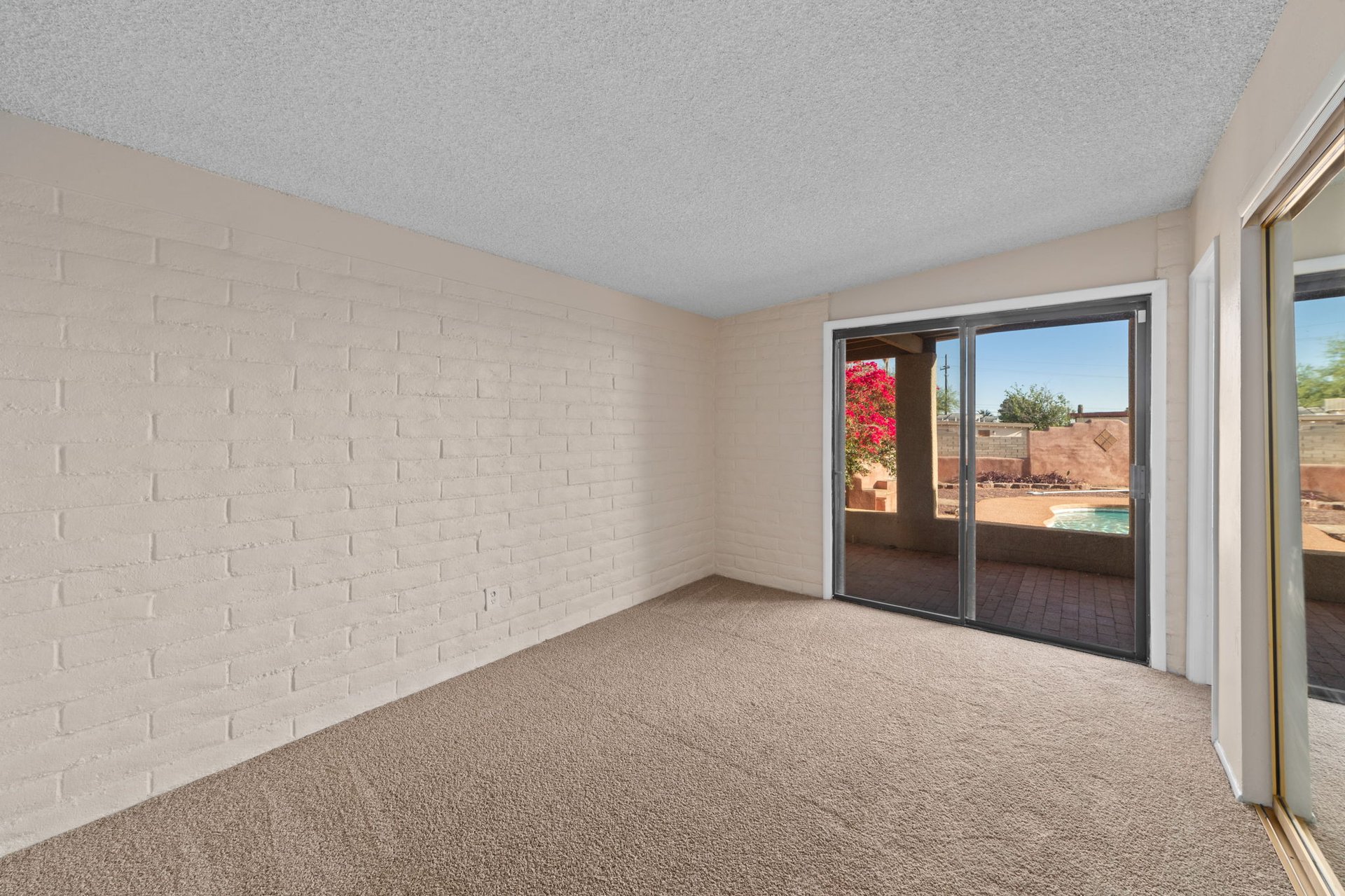 2540 S Marianne