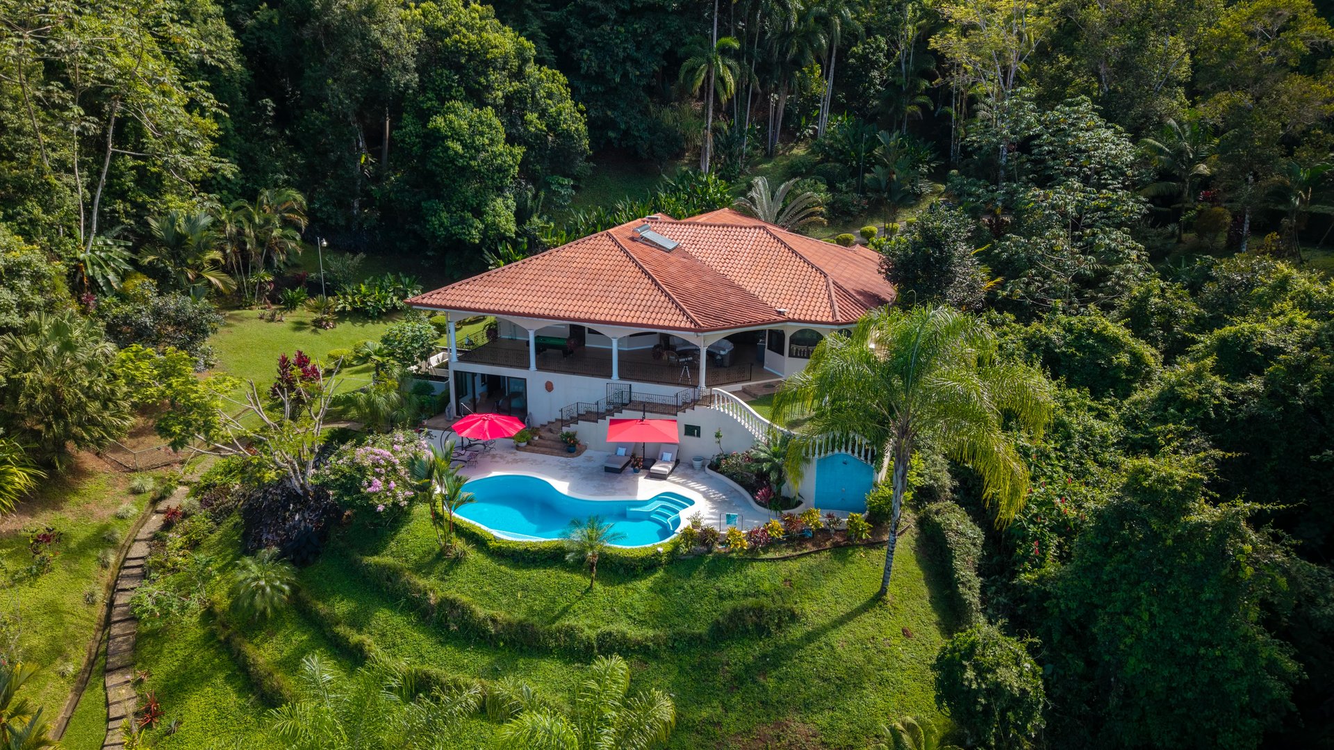 CASA ORQUIDEA – LUXURY HOME WITH OCEAN VIEWS IN GATED COMMUNITY