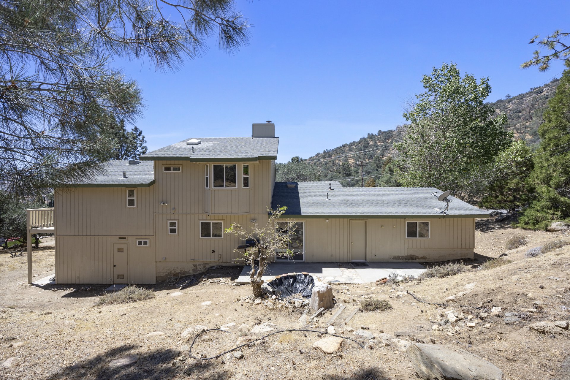 Panoramic Mountain Views in West Golden Hills — 21725 Mountain Drive, Tehachapi