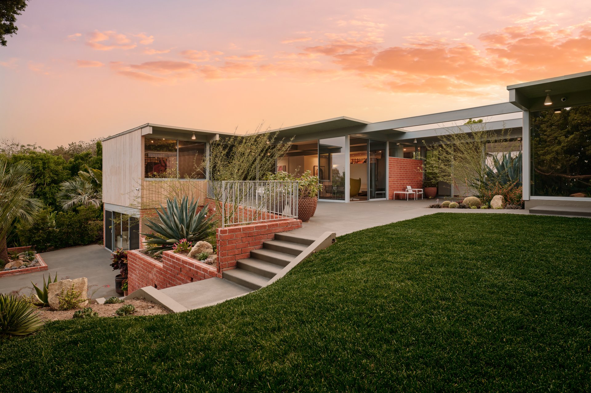 1035 Summit Dr, Beverly Hills 
