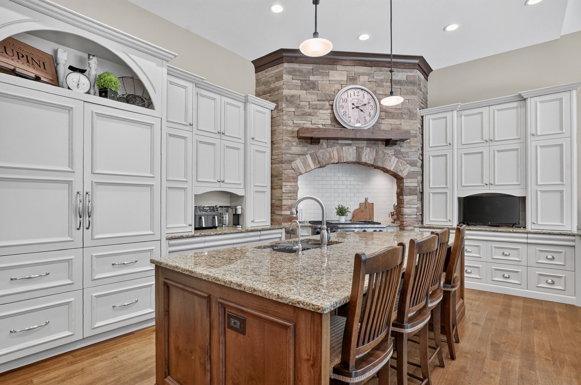 12172 Woodline